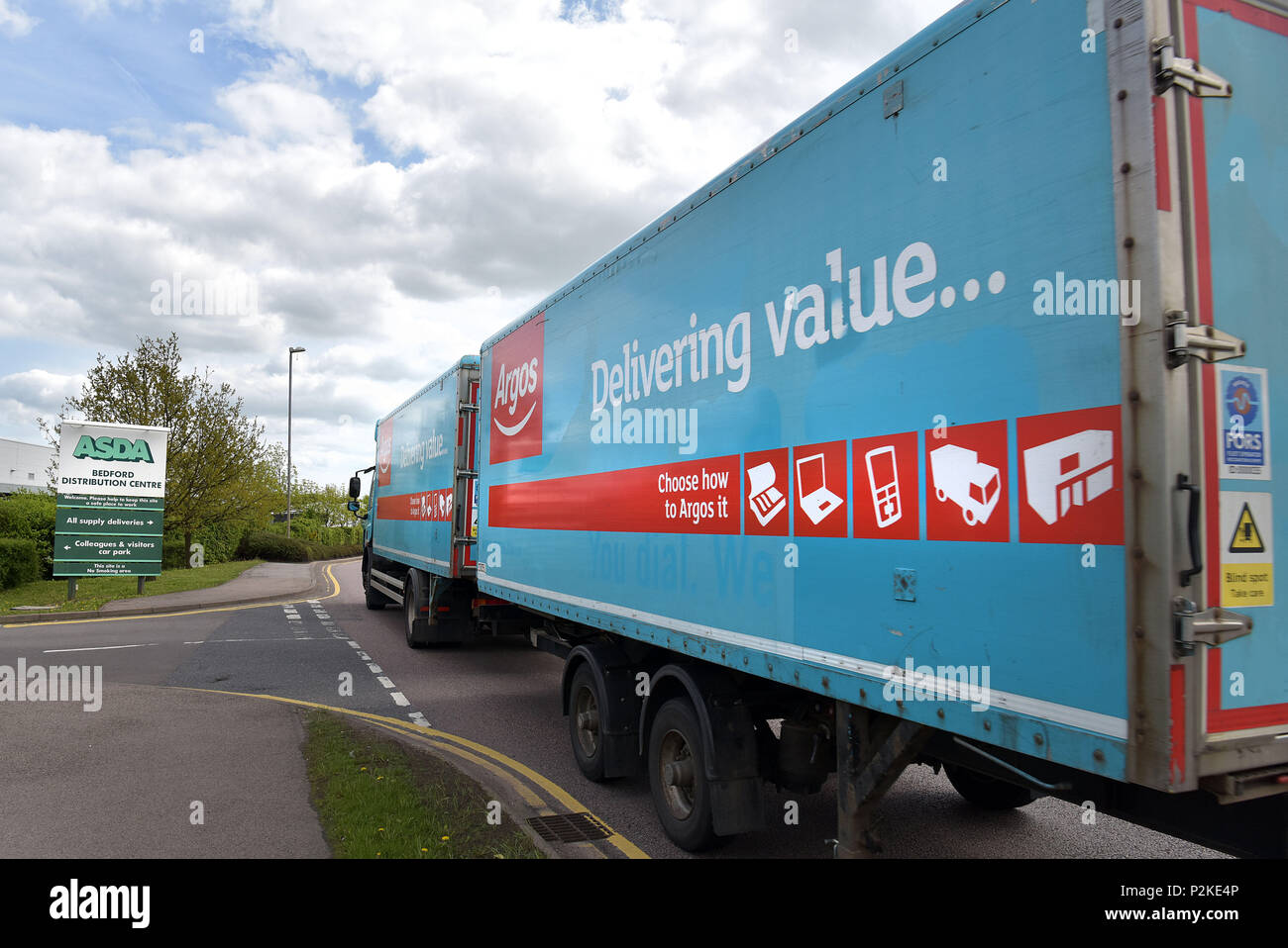 Il business Industrial Park in Bedford dove Asda e Sainsbury's hanno la loro distribuzione logistica magazzini. Sainsbury ha fatto una offerta di acquisto Asda Foto Stock