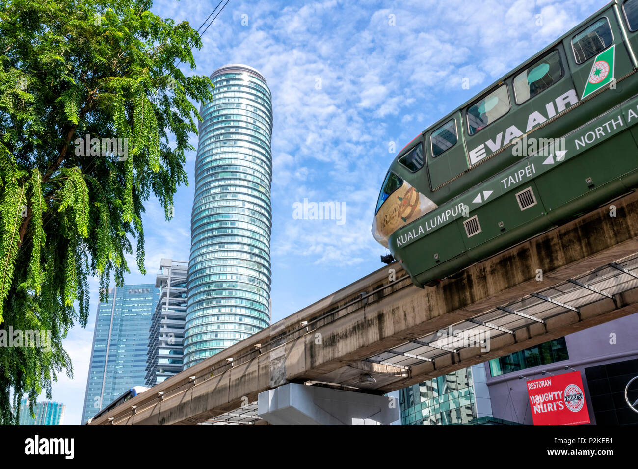 Una Monorotaia auto passa al di sopra di una strada principale nel centro di Kuala Lumpur in Malesia Foto Stock