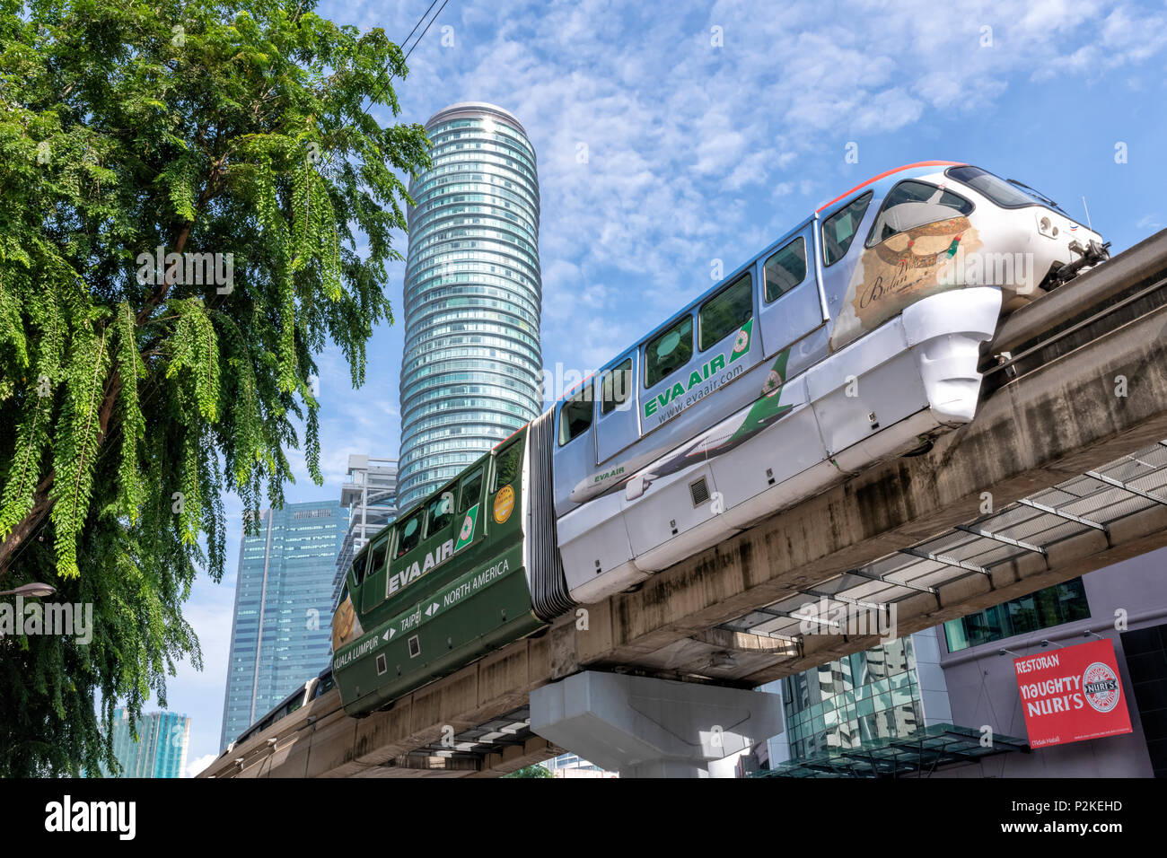 Una Monorotaia auto passa al di sopra di una strada principale nel centro di Kuala Lumpur in Malesia Foto Stock
