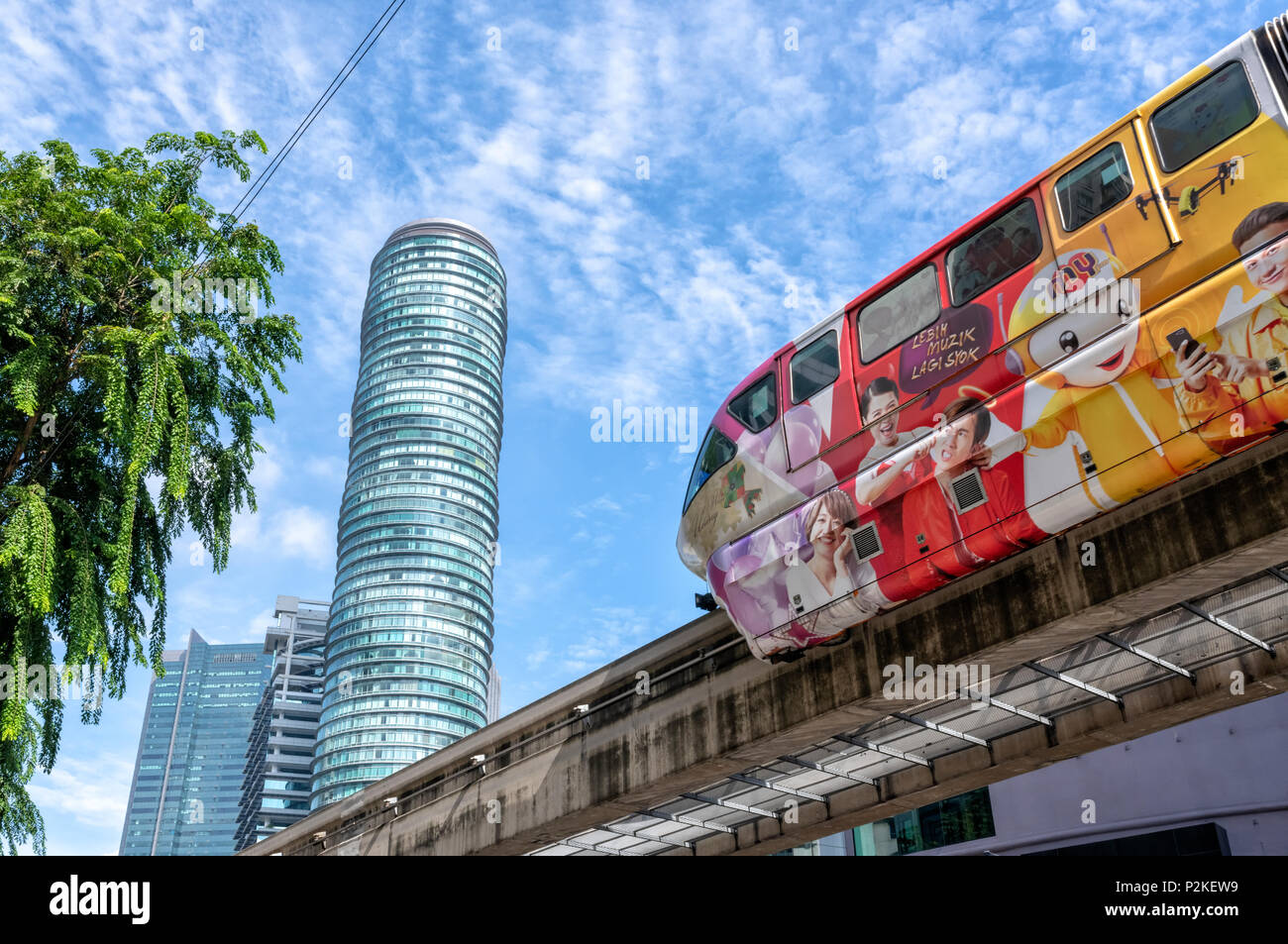 Una Monorotaia auto passa al di sopra di una strada principale nel centro di Kuala Lumpur in Malesia Foto Stock