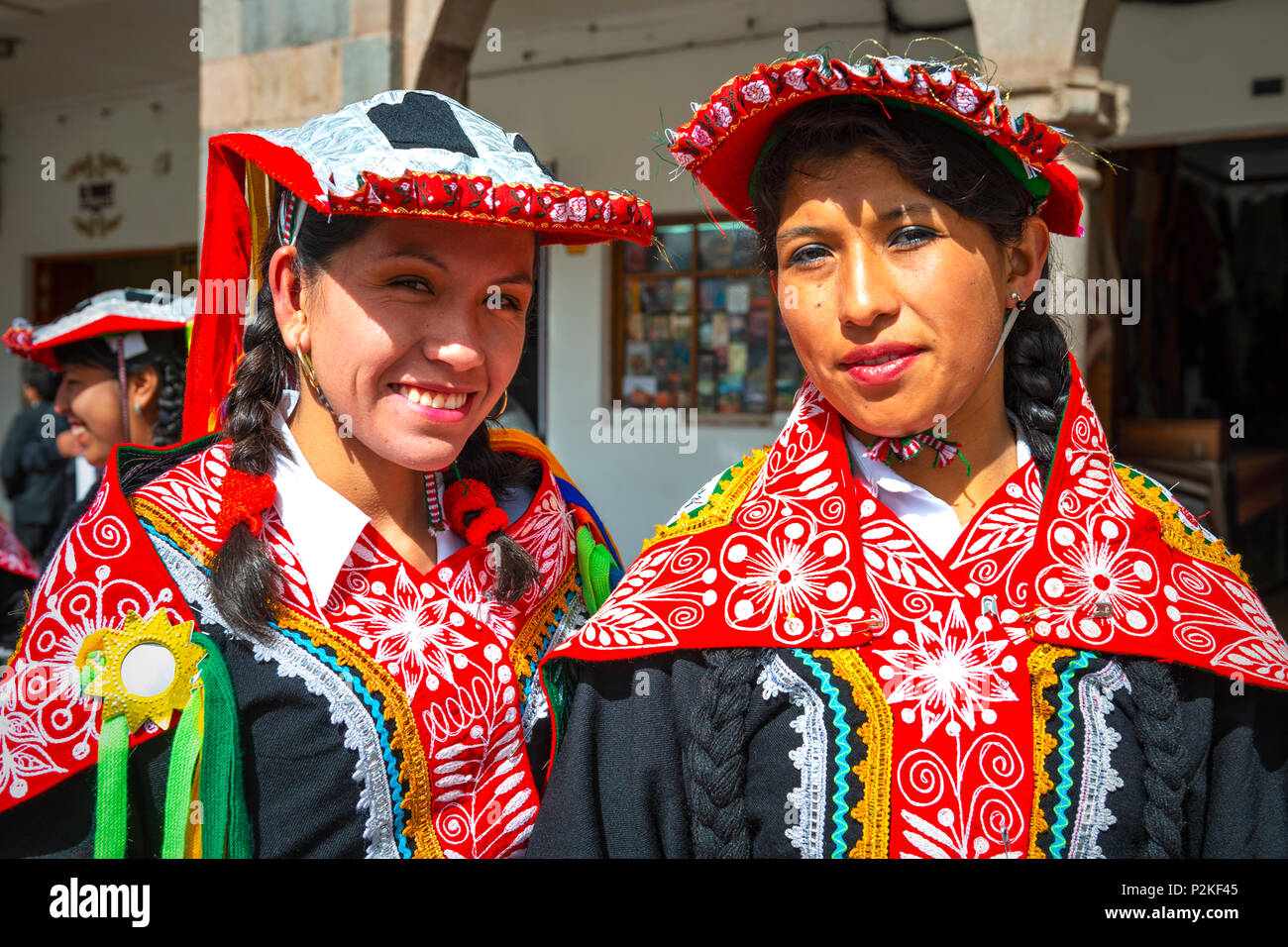 Ritratto di due indigeni sorridenti signore Quechua in abbigliamento tradizionale durante l'Inti Rayme Sun Festival celebrazioni in Cusco, Perù. Foto Stock