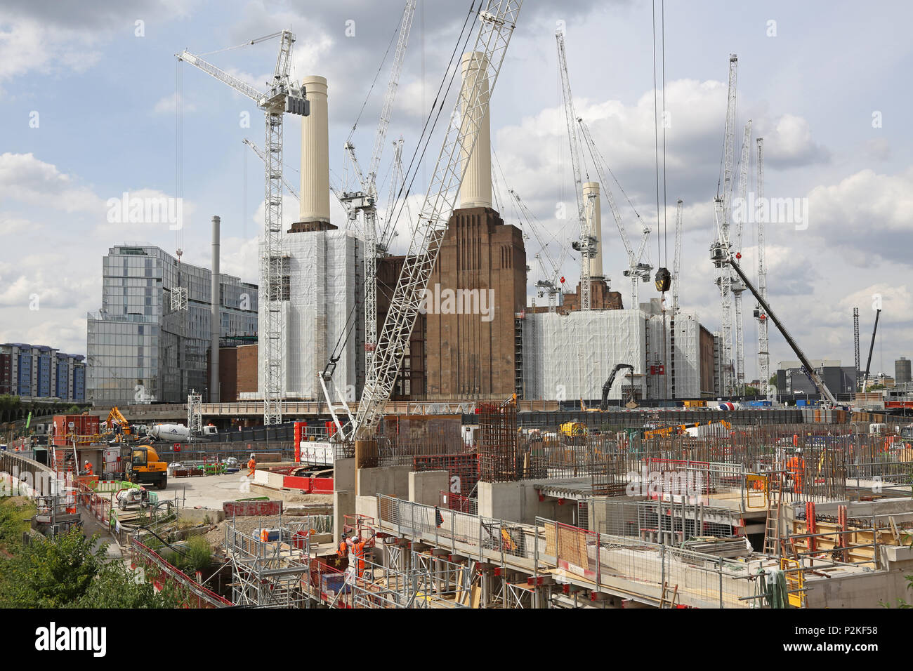 Riqualificazione di Battersea Power Station nel sud-ovest di Londra, Regno Unito. Un importante progetto di costruzione compresa una nuova metropolitana di Londra link Foto Stock