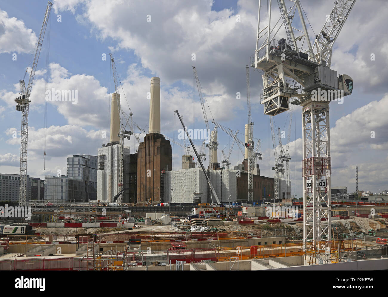 Riqualificazione di Battersea Power Station nel sud-ovest di Londra, Regno Unito. Un importante progetto di costruzione compresa una nuova metropolitana di Londra link Foto Stock