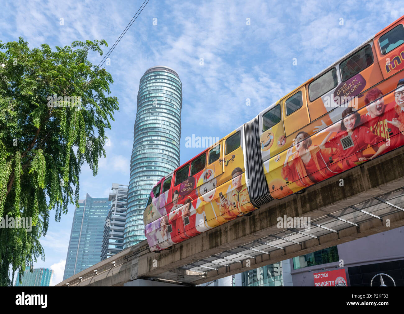 Una Monorotaia auto passa al di sopra di una strada principale nel centro di Kuala Lumpur in Malesia Foto Stock