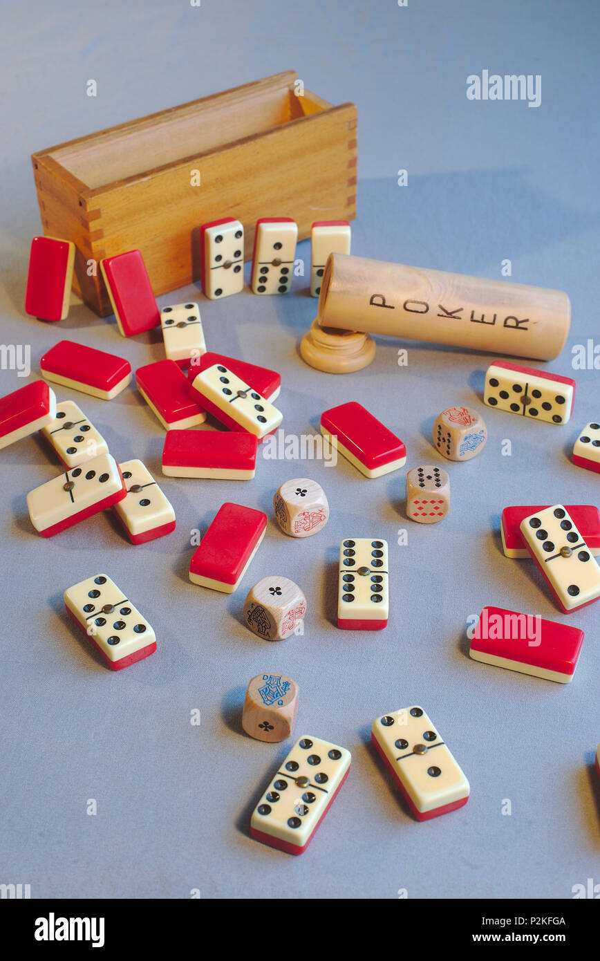 Antica domino e dadi giochi di poker, alla rinfusa su un tavolo Foto Stock