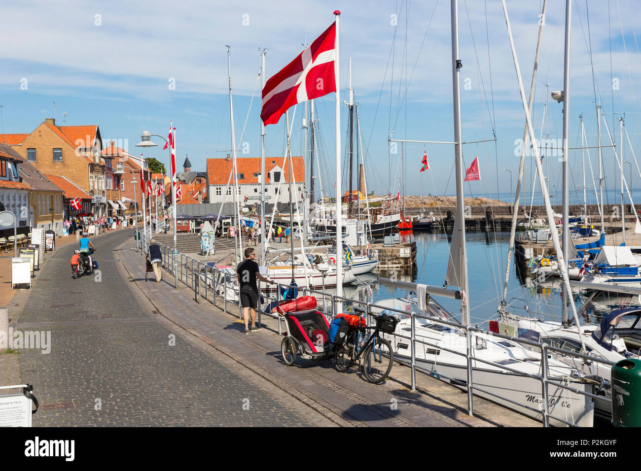 Porto di Allinge, bandiera danese lungo la strada principale, villaggio di pescatori, Mar Baltico, Bornholm, Allinge, Danimarca, Europa Foto Stock