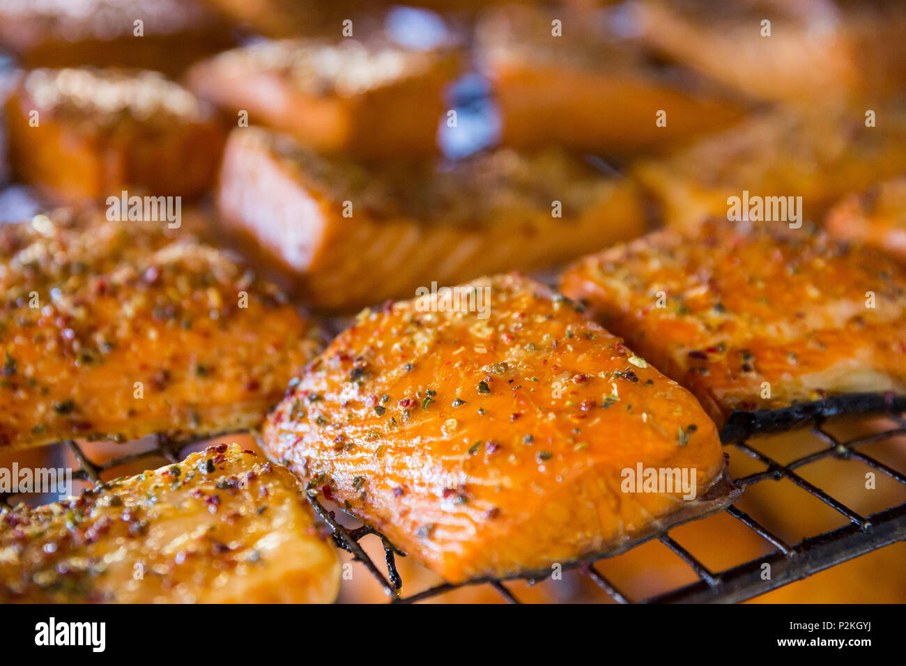 Salmone affumicato, SALMONE PEPE, smokehouse Allinge Røgeri, villaggio di pescatori, Mar Baltico, Bornholm, Allinge, Danimarca, Europa Foto Stock