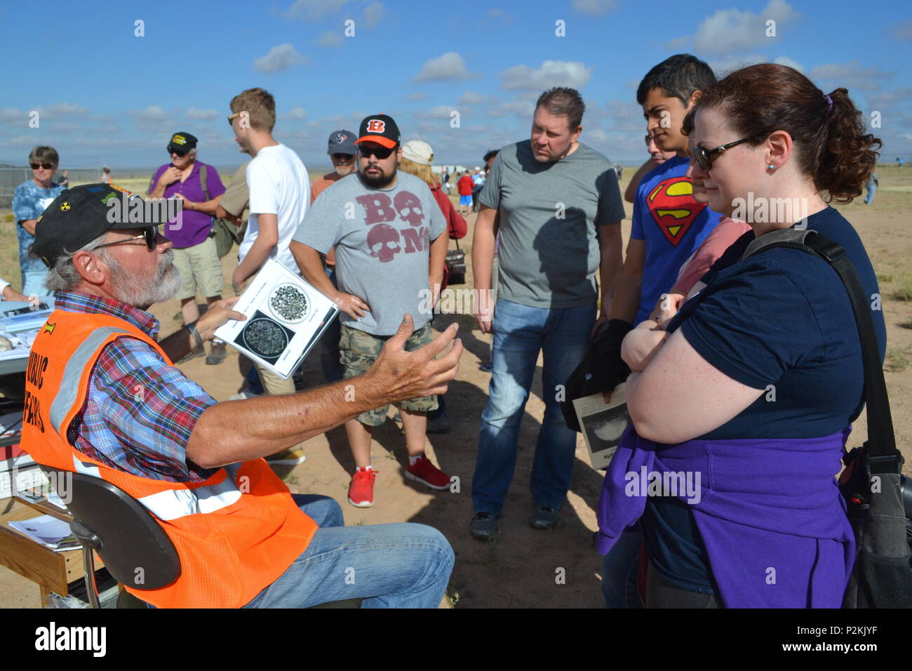 Robb Hermes, un pensionato di Los Alamos National Laboratory scienziato, parla ai visitatori durante una trinità sito open house a White Sands Missile Range 1 Ottobre, 2016. Foto di Wendy Brown, Fort Bliss Bugle Foto Stock