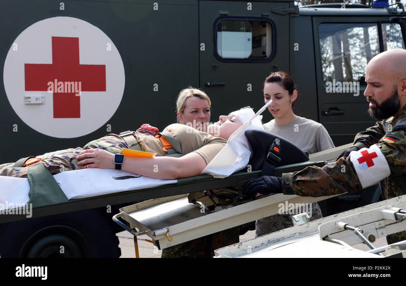 Stati Uniti Air Force, U.S. L'esercito tedesco e il personale medico il trasporto di un paziente con la classificazione tende durante una simulazione come parte di esercizio Maroon Surge su Ramstein Air Base, Germania Giugno 8, 2018. Partecipa inoltre condotto in grado di sopravvivere e di operare la formazione, o ATSO per migliorare le loro prestazioni durante le circostanze stressanti. (U.S. Air Force foto di Airman 1. Classe Ariel Leighty) Foto Stock