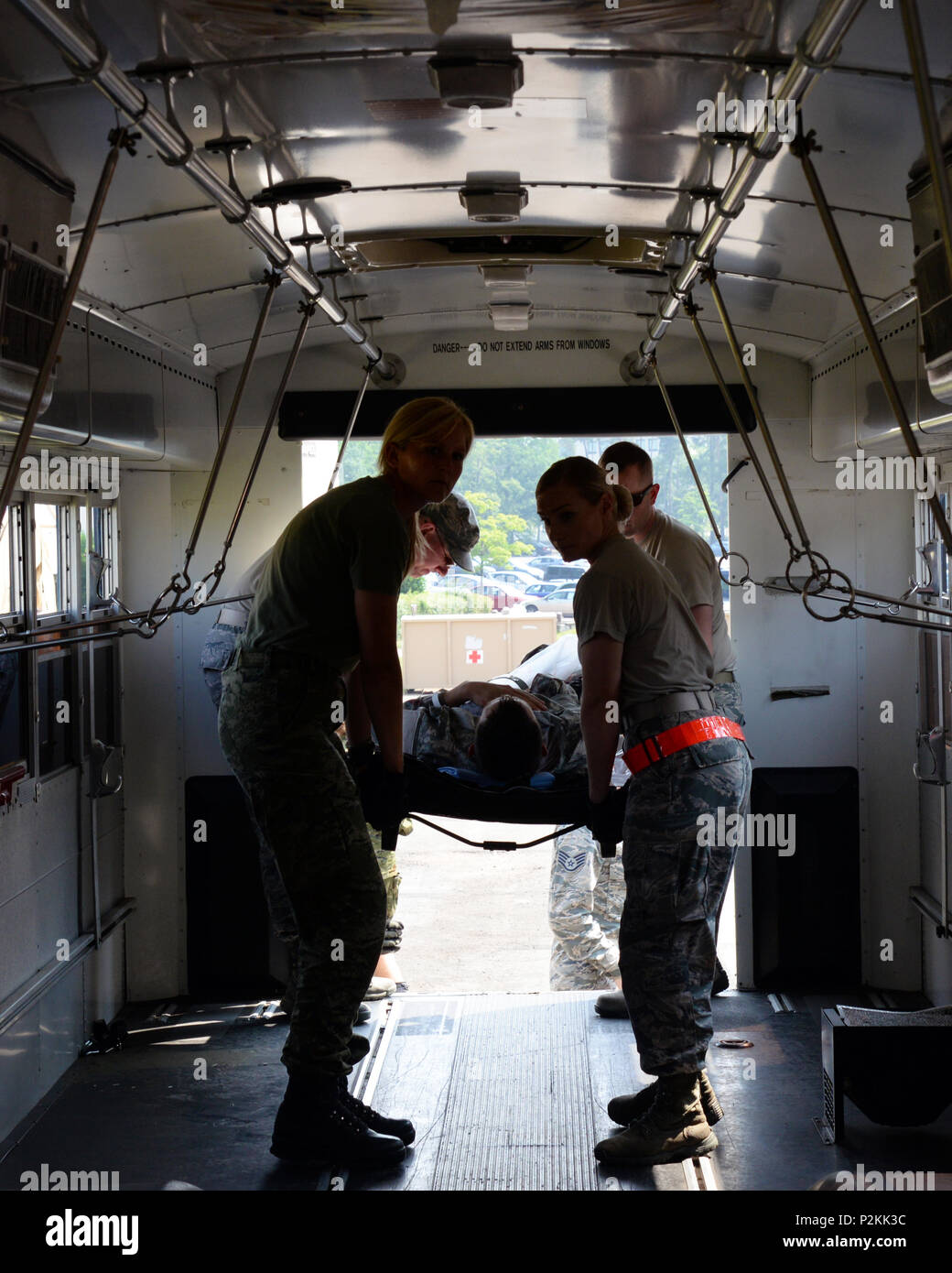 Maroon Surge è un 86MDG di evacuazione e di esercizio della cura di condurre la formazione congiunta. (U.S. Air Force foto di Airman 1. Classe Ariel Leighty) Foto Stock