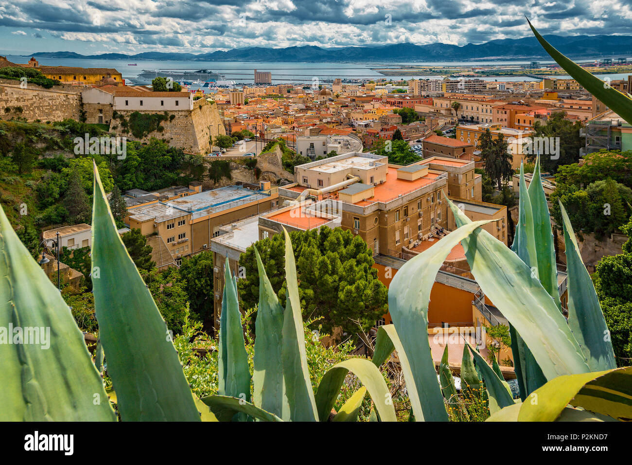 Sardegna Cagliari Stampace district vista verso lo stagno di Santa Gilla, alla fine della strada sulla destra Foto Stock