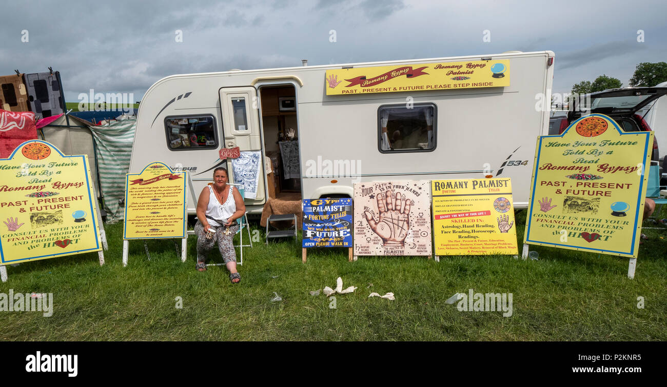 Romany Palmist e caravan, Appleby Horse Fair Cumbria, Giugno 2018. Incontro annuale di zingari e nomadi nella città di Appleby-in-Westmoreland Foto Stock