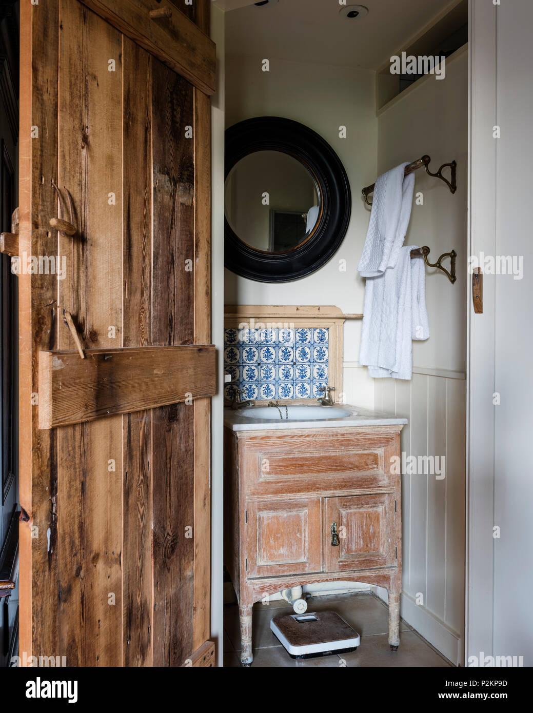 Victorian lavabo e Delft piastrella splashback. Il legno e ottone portasciugamani sono vittoriana. Foto Stock