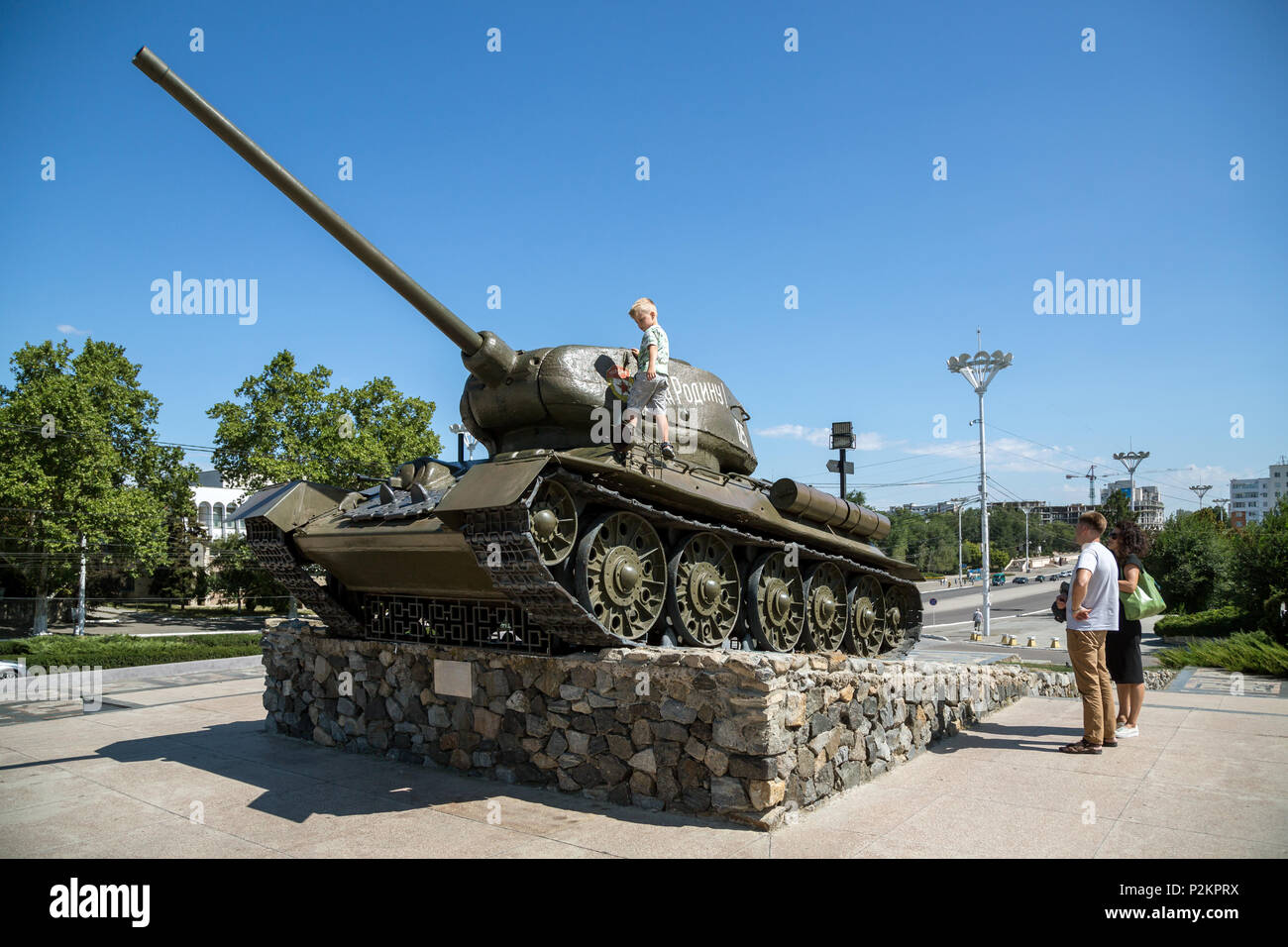 Tiraspol, Moldavia, serbatoio monumento sulla strada del 25 di ottobre Foto Stock