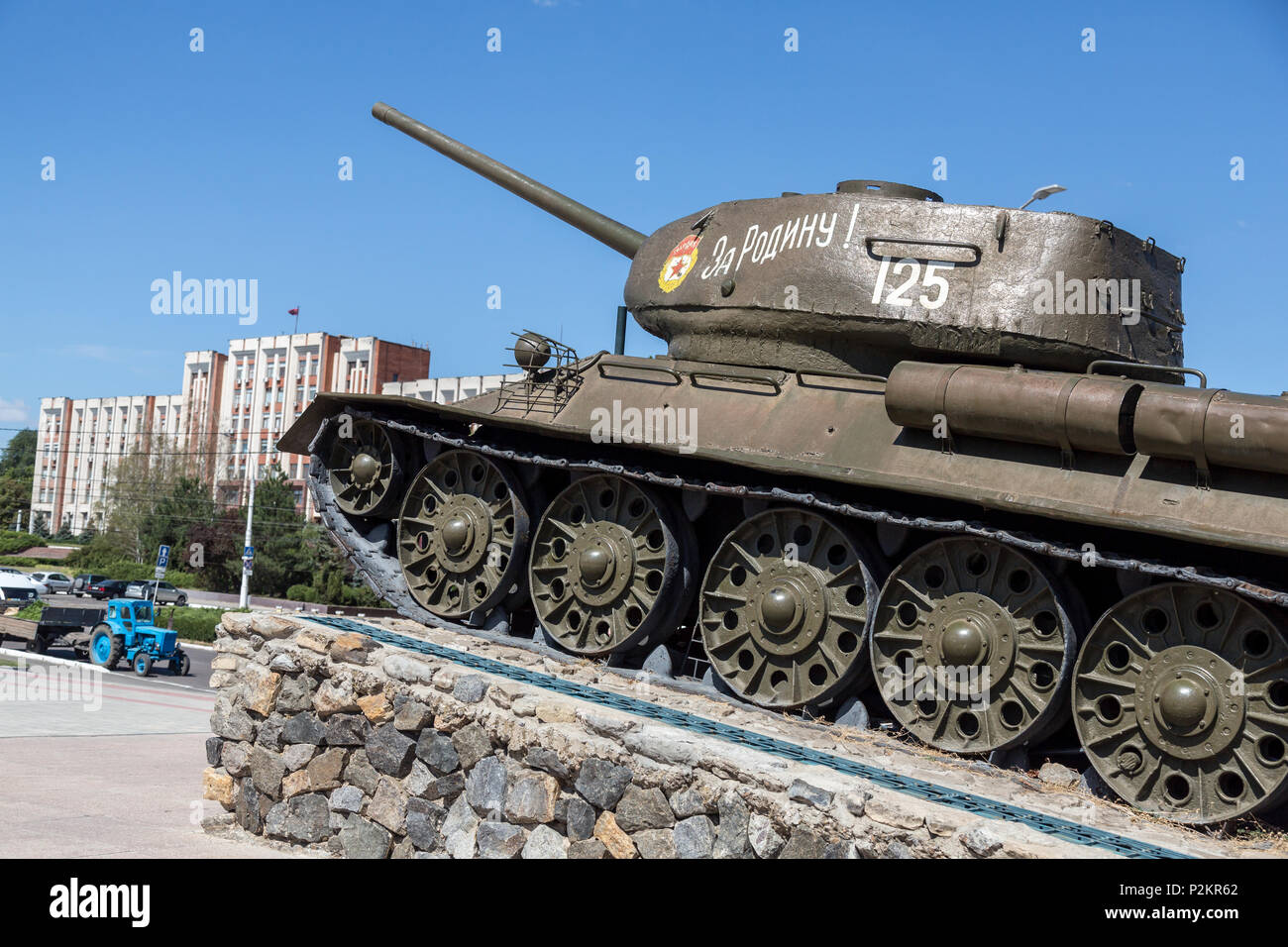 25.08.2016, Tiraspol, Transnistria Moldova - il famoso monumento del serbatoio nel centro della città, un russo T 34 dalla seconda guerra mondiale. Uno dei molti r Foto Stock