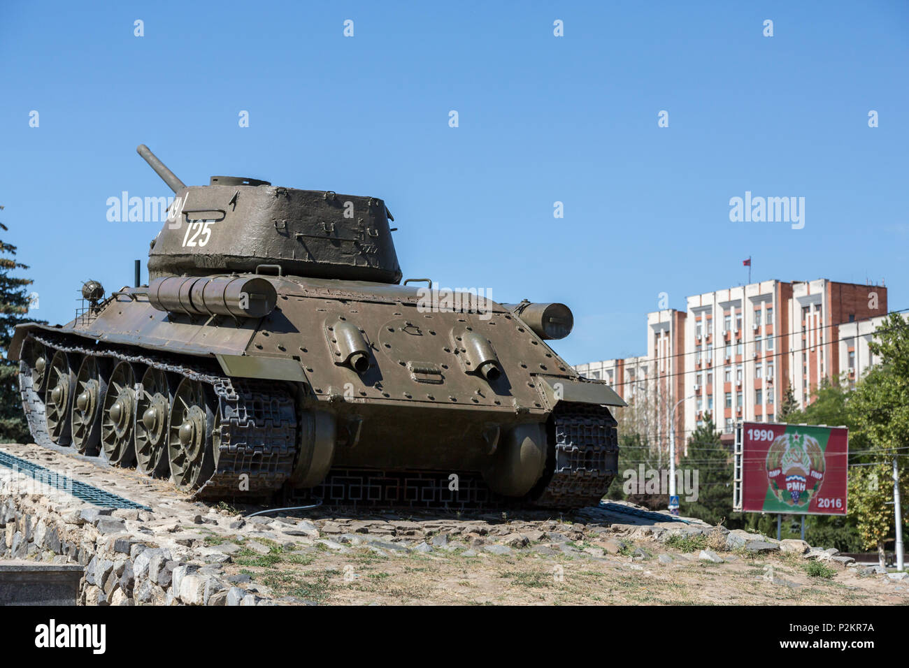 25.08.2016, Tiraspol, Transnistria Moldova - il famoso monumento del serbatoio nel centro della città, un russo T 34 dalla seconda guerra mondiale. Uno dei molti r Foto Stock