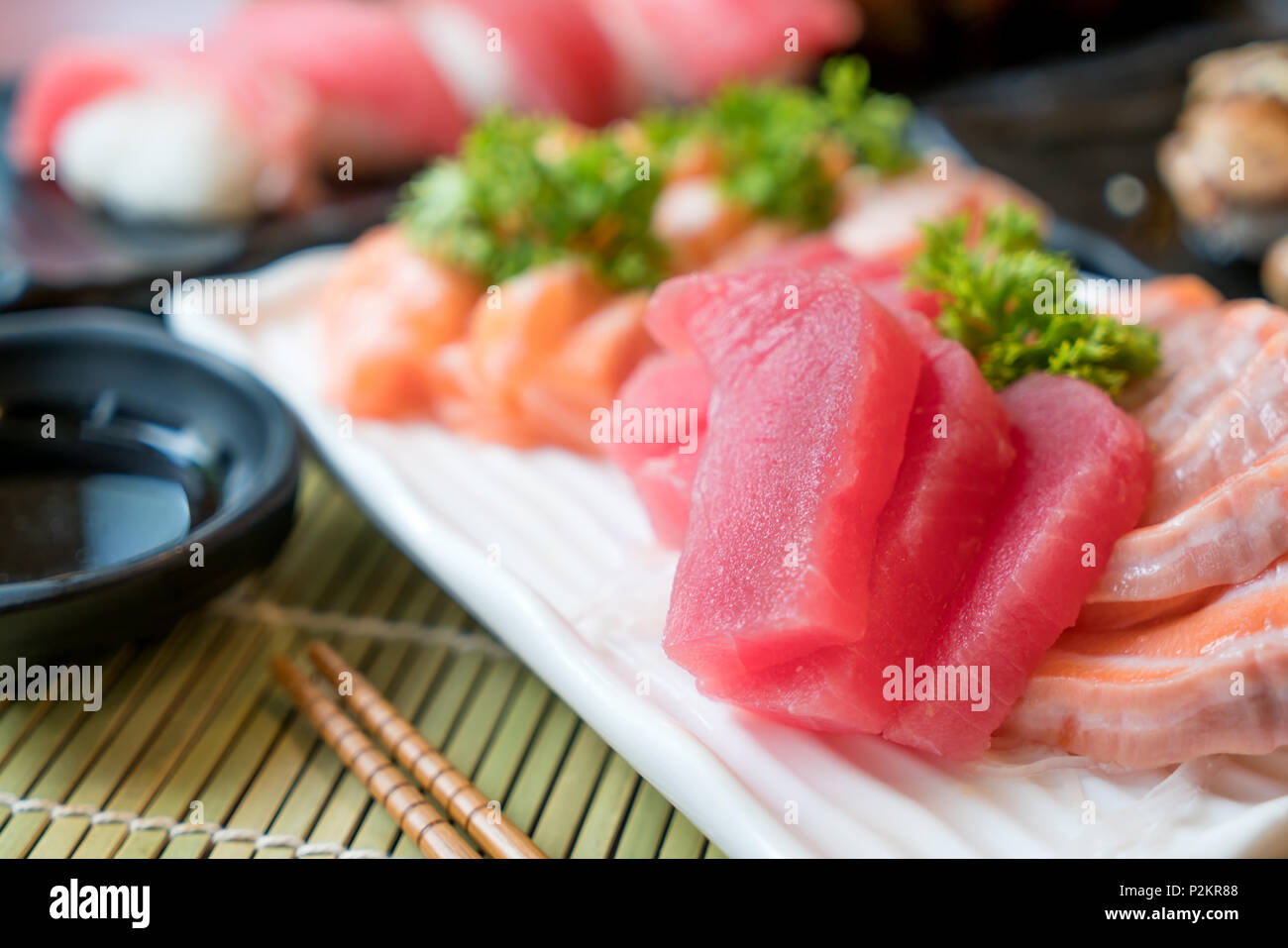 Affettato misto sashimi di pesce nella piastra bianca. Sashimi di salmone e Tonno insieme con tonno, Flying Fish roe di caviale e Foie Gras closeup. In Giappone il menu del ristorante Foto Stock