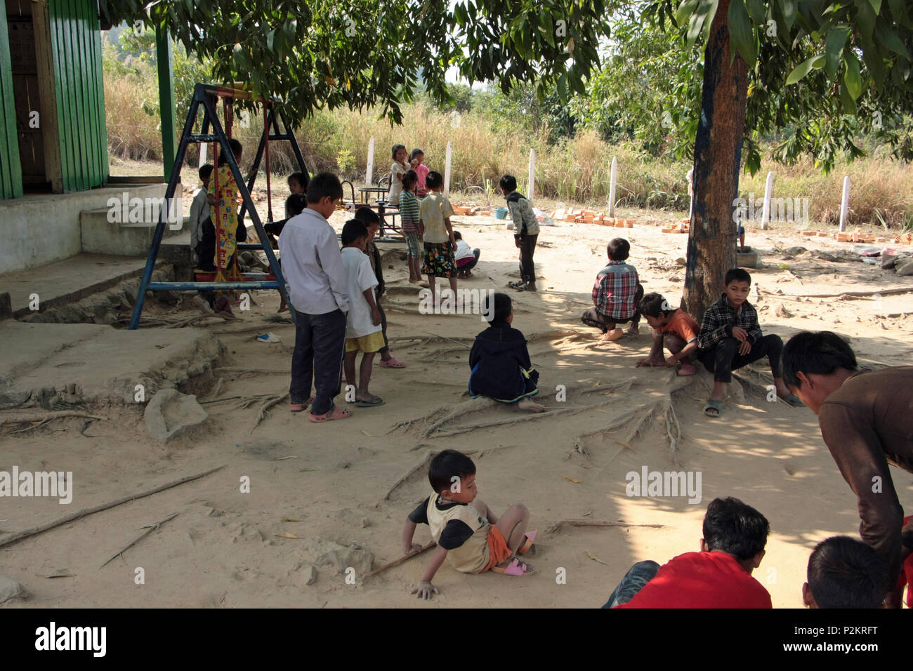 Bambini cambogiani giocando sulla nuda terra del parco giochi a risma  scuola di villaggio, Sihanouk provincia Foto stock - Alamy