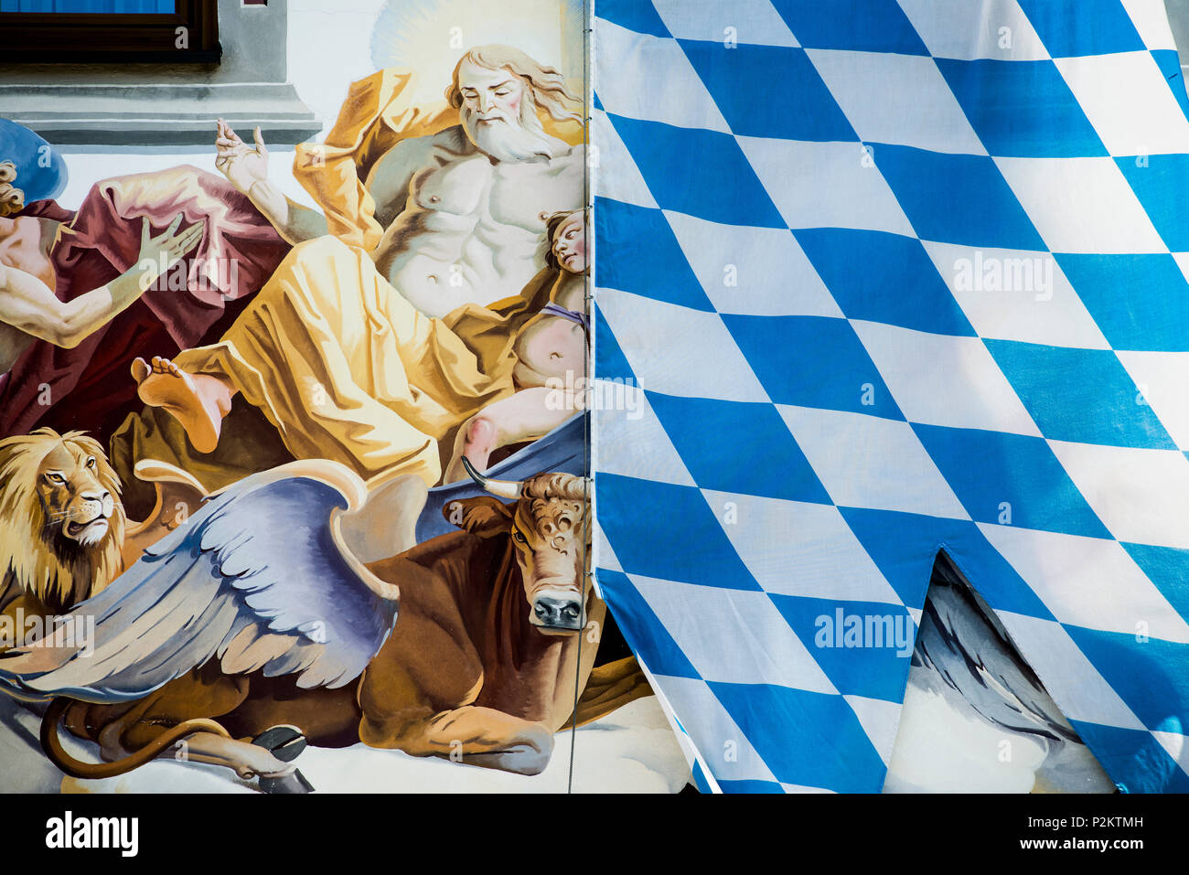 Pareti con murali dipinti e bandiera bavarese, Garmisch-Partenkirchen, Alta Baviera, Baviera, Germania Foto Stock