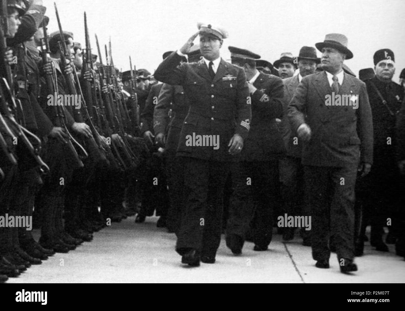 . Italiano: Galeazzo Ciano e Benito Mussolini passano in rassegna onu ...