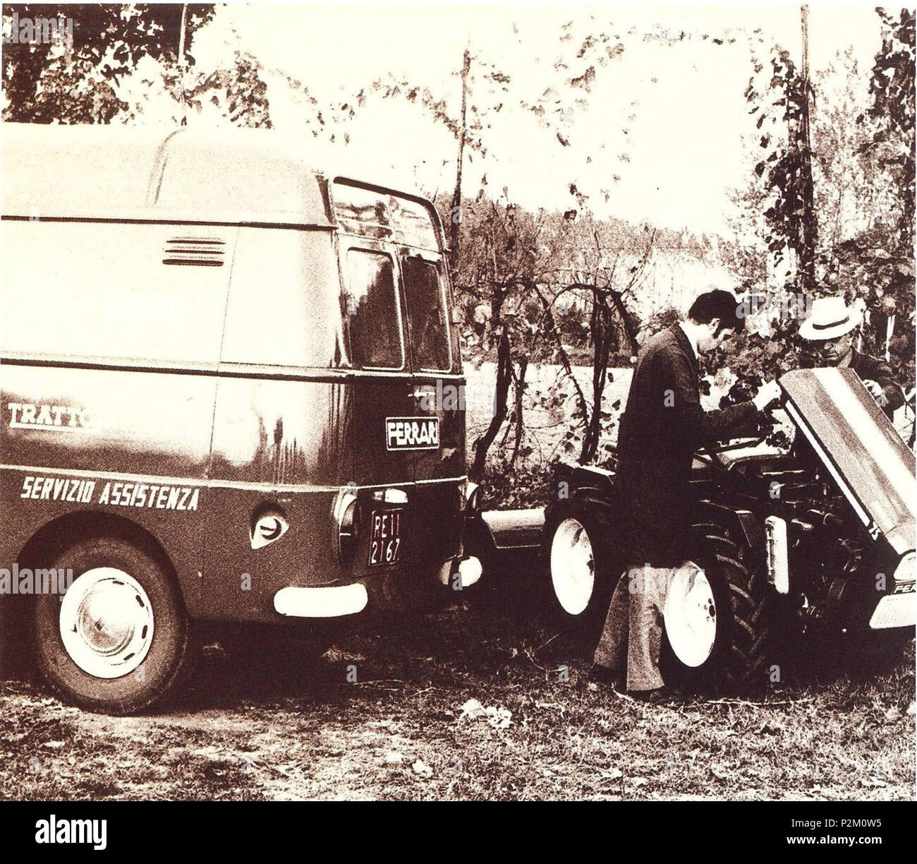 . Italiano: Assistenza Ferrari nel campo . Questo file è privo di informazioni sull'autore. 9 Assistenza Ferrari sul campo Foto Stock