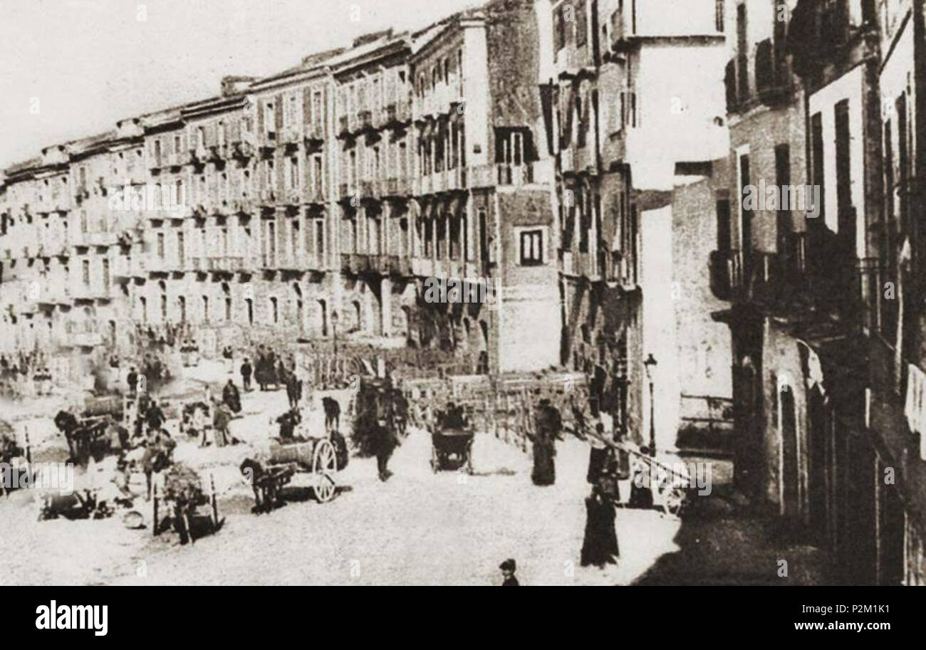 . Italiano: Gragnano (NA), via Roma. Fabbriche di maccheroni con gli stenditoi per asciugare gli spaghetti. Autore sconosciuto. fine del XIX secolo. Unknown 37 Gragnano, via Roma Foto Stock