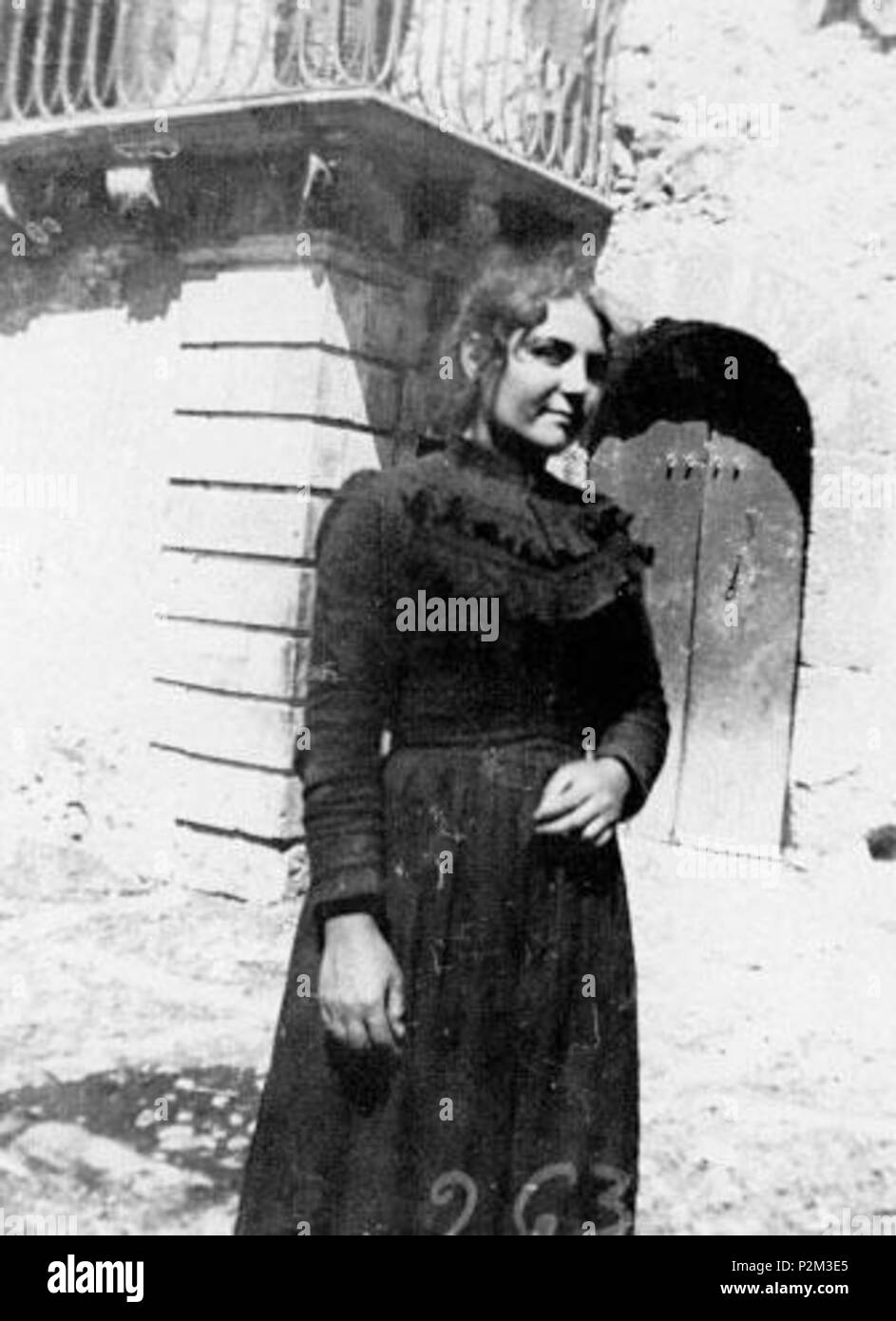 . Italiano: Giovanna, unà domestica della famiglia di Giovanni Verga fotografata da quest'ultimo . Data sconosciuta. Giovanni Verga (1840-1922) Descrizione scrittore italiano, fotografo e sceneggiatore Data di nascita e morte 2 Settembre 1840 27 gennaio 1922 Luogo di nascita e morte catania Catania periodo di lavoro del XIX secolo di controllo autorità : Q271814 VIAF:?18647 ISNI:?0000 0001 2098 1334 LCCN:?n79059632 NLA:?35579890 GND:?118626558 WorldCat 51 cameriera di Giovanni Verga Foto Stock . Italiano: Giovanna, unà domestica della famiglia di Giovanni Verga fotografata da quest'ultimo . Data sconosciuta. Giovanni Verga (1840-1922) Descrizione scrittore italiano, fotografo e sceneggiatore Data di nascita e morte 2 Settembre 1840 27 gennaio 1922 Luogo di nascita e morte catania Catania periodo di lavoro del XIX secolo di controllo autorità : Q271814 VIAF:?18647 ISNI:?0000 0001 2098 1334 LCCN:?n79059632 NLA:?35579890 GND:?118626558 WorldCat 51 cameriera di Giovanni Verga Foto Stock