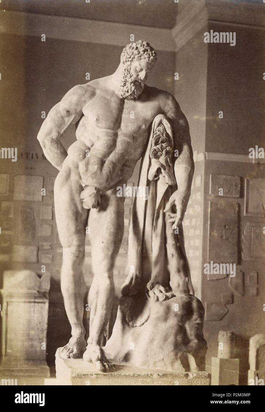 . Italiano: Napoli, Museo Archeologico Nazionale. Statua dell'Ercole Farnese associata - in questo vecchio allestimento - alla collezione epigrafica. La statua presenta ancora una foglia di fico, successivamente rimossa. Autore della foto sconosciuto. Xix secolo. 52 sconosciuto MANN interni 5 Foto Stock