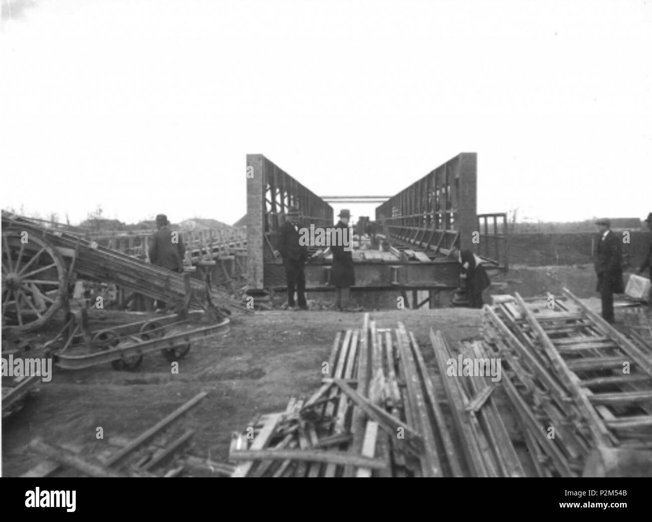 . Italiano: MICH. 2385 - Ferrovia Rolo-Mirandola - la costruzione di un ponte . circa 1930. Giuseppe Michelini (Bologna, 1873-1951) 55 MICH. 2385 - Ferrovia Rolo-Mirandola - la costruzione di un ponte Foto Stock