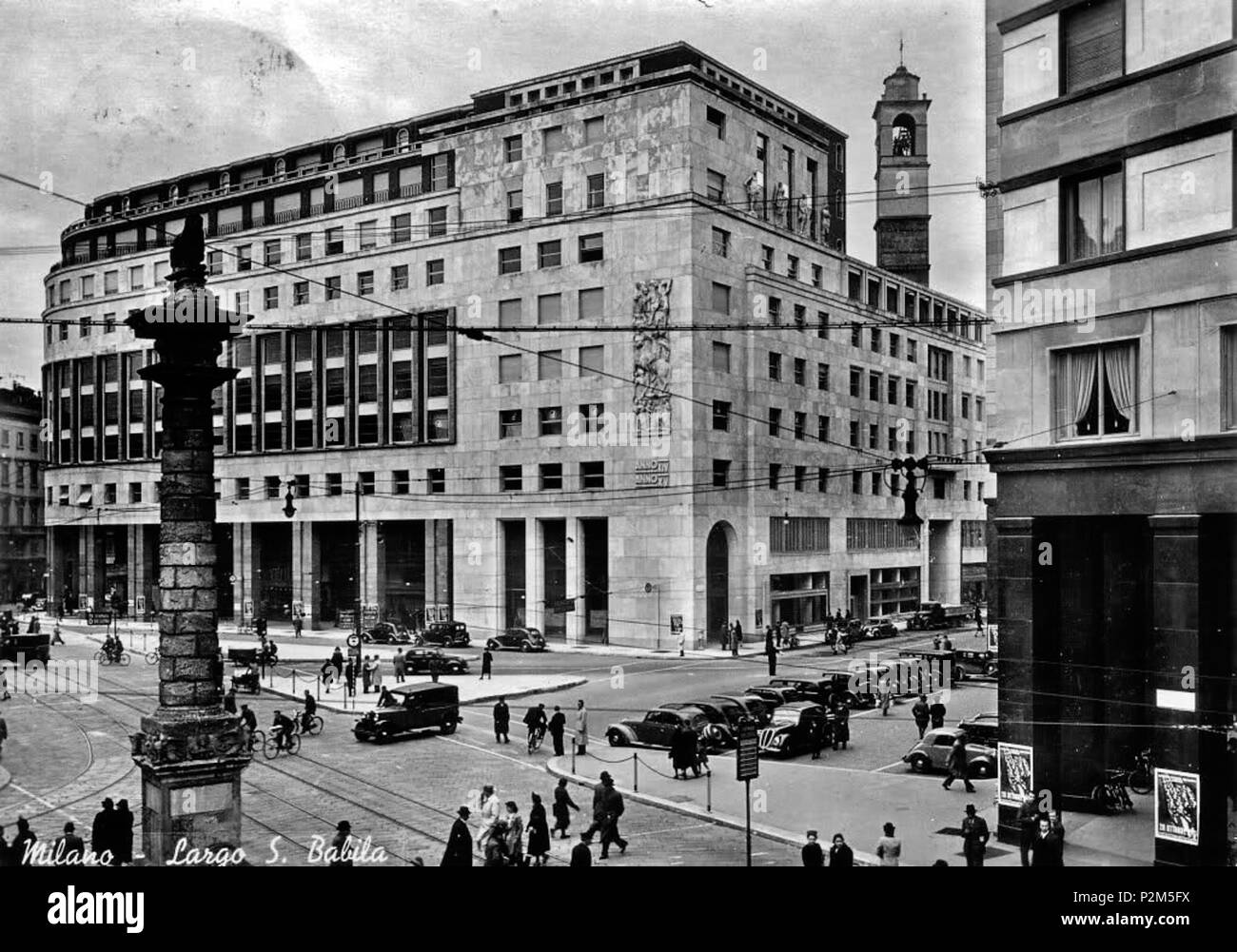 . Italiano: Milano, piazza San Babila. Sullo sfondo il Palazzo del Toro. circa 1939. Anonimo 56 Milano, piazza San Babila 04 Foto Stock
