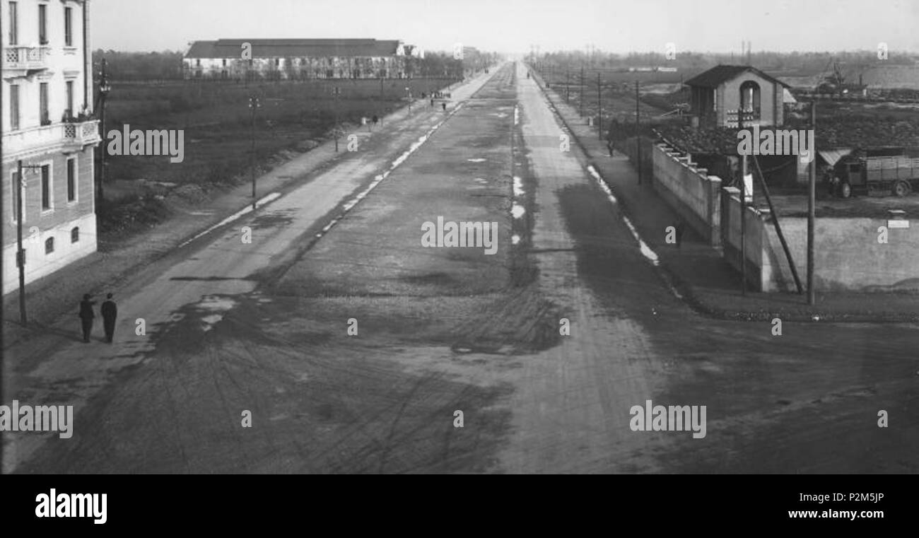 Italiano: Milano, viale Forlanini. Ripresa del viale Forlanini dai tre  ponti. Sulla sinistra il civico 1, esistente tuttora. Tra il 1935 e il  1940. Penc 57 Milano, viale Forlanini 01 Foto stock - Alamy