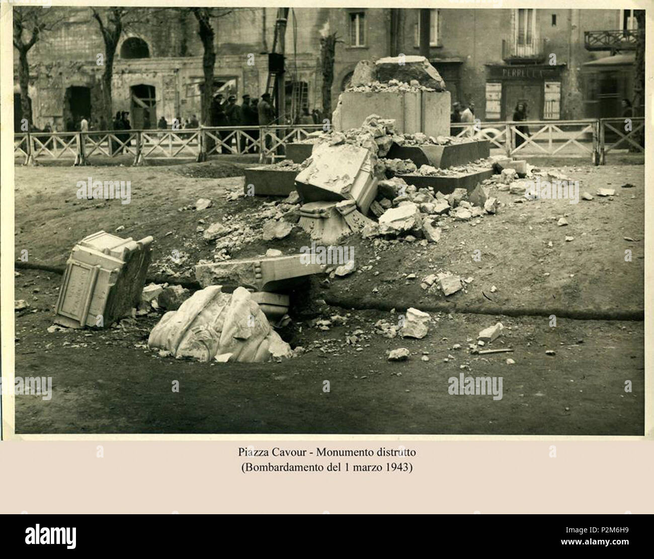 . Italiano: Napoli - Piazza Cavour - Monumento distrutto (bombardamento del 1 marzo 1943)". Autore sconosciuto. 1 marzo 1943. Unknown 59 Napoli 1943, Piazza Cavour Foto Stock