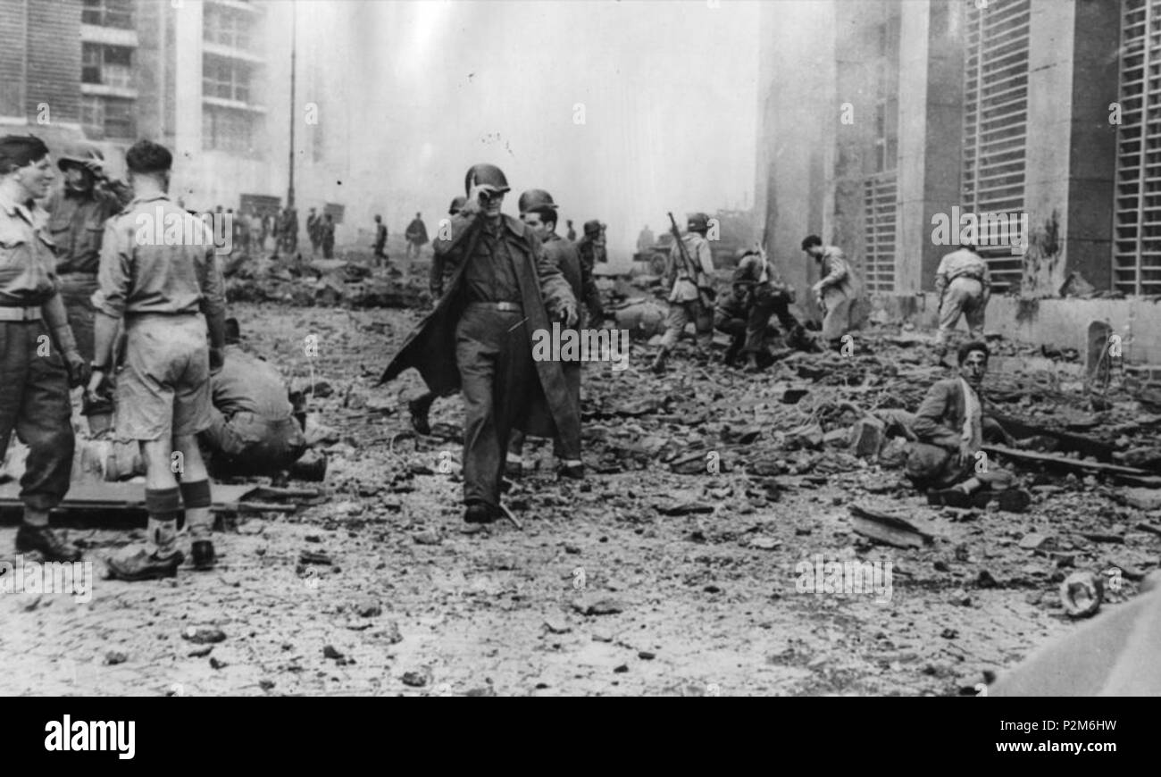 . Italiano: Il 7 ottobre 1943, verso le ore 12:00 a Napoli ci fu massacro delle Nazioni Unite. I nazisti tedeschi, cacciati da Napoli il 1° ottobre dalla popolazione, piazzarono (Fulvio Ricci fu la 3° Compagnia del 60° Battaglione Motorizzato Pionieri dell'esercito tedesco) alcune mine ad alto potenziale ad orologeria nel Palazzo della Posta Centrale (nella parte ovest dell'edificio... quello verso l'attuale Piazza Carità), dietro onu falso muro sapientemente progettato nel seminterrato. Ci fu onu tremendo lo scoppio... massacro delle Nazioni Unite! I feriti furono 84 ed i morti furono 30. Tra i morti ci furono anche dei soldati st Foto Stock