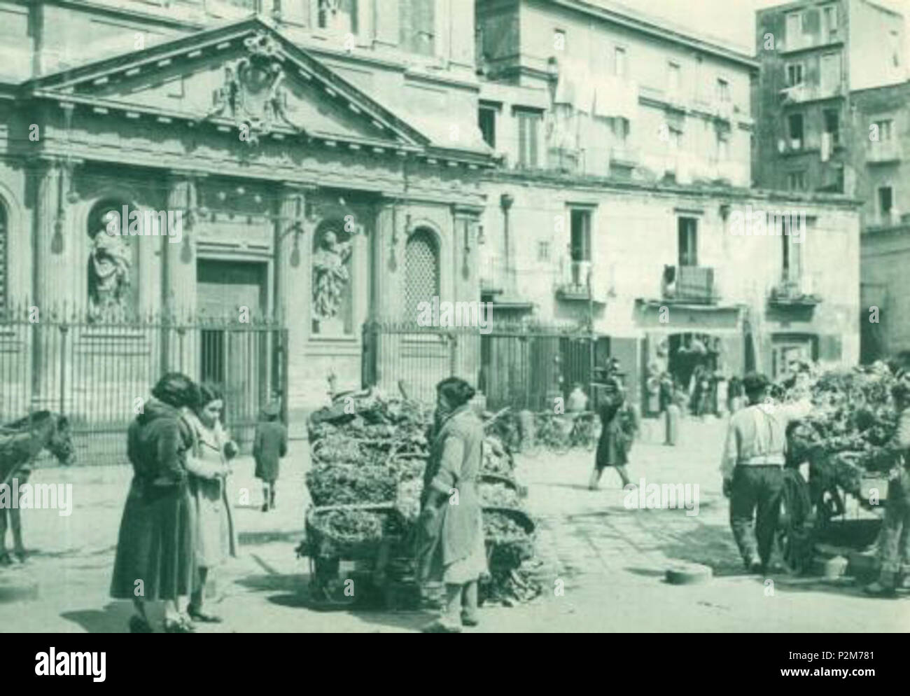 Italiano: Napoli - Chiesa di Santa Croce al mercato una piazza Mercato.  Autore sconosciuto. 1930 - 1940s. Unknown 60 Napoli, Chiesa di Santa Croce  al mercato Foto stock - Alamy