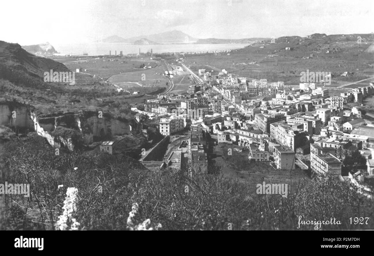 . Italiano: Napoli, quartiere di Fuorigrotta, veduta dalla collina di Posillipo (1927). 1927. Unknown 60 Napoli, Fuorigrotta (1927) Foto Stock