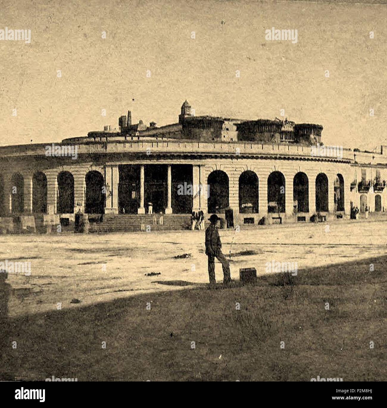 . Italiano: Napoli, odierna Piazza Municipio. Edificio della Gran Guardia presidiato da soldati borbonici. Costruito duranti le profonde trasformazioni di fine XVIII secolo quando il Maschio Angioino fu destinato ad uso militare per diventare sede dell'Arsenale di Artiglieria e del corpo della guardia reale. Completato nel 1790 da Francesco Securo (lo stesso che realizzò l'attuale Teatro Mercadante), ha resistito per circa il secolo delle Nazioni Unite, per essere distrutto insieme ai Bastioni Aragonesi per la sistemazione dell'attuale piazza Municipio. Autore della fotografia sconosciuto. prima del 1860. 62 sconosciuto Foto Stock