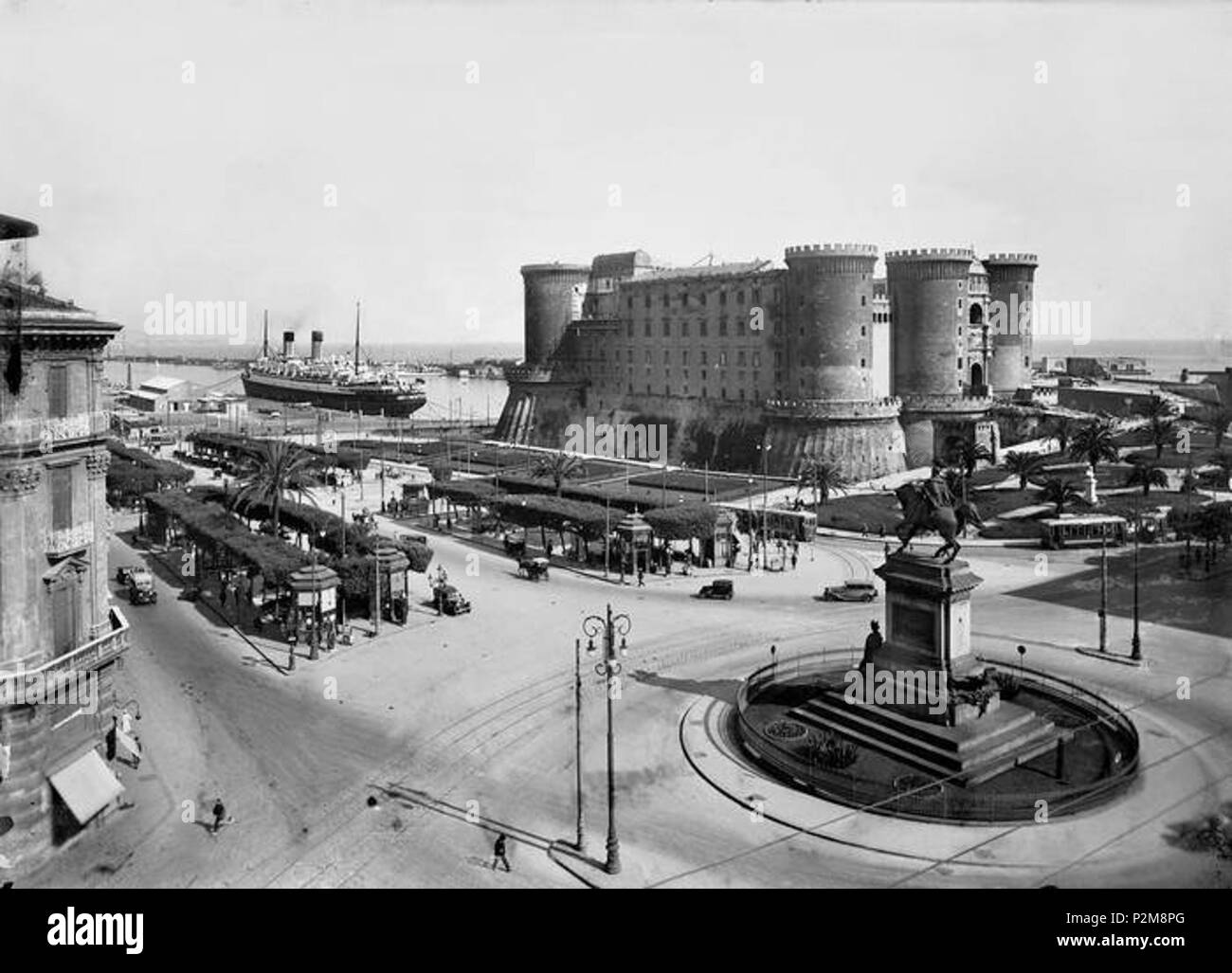 . Napoli, piazza Municipio e Castel Nuovo. Autore sconosciuto. Tra il 1924 e il 1939. Unknown 62 Napoli, Piazza Municipio e Castel Nuovo 2 Foto Stock