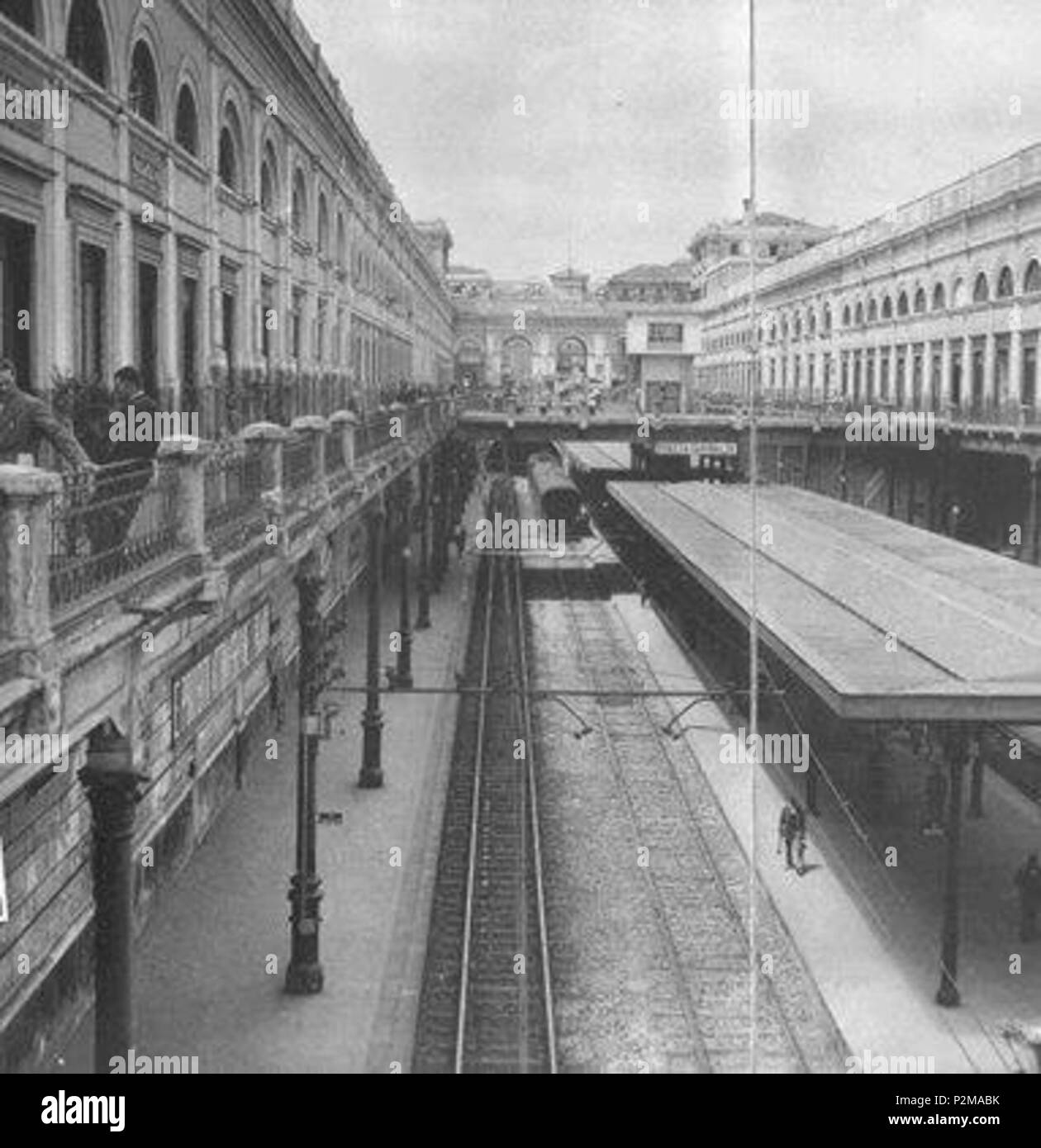 . Italiano: Napoli, Stazione Centrale, con la fermata di Napoli Piazza Garibaldi sottoposta. Foto databile a dopo il 1939-40 quando fu rimossa la copertura in ferro e vetro per l'economia di guerra. Dopo 1939-40. Unknown 63 Napoli, Stazione Garibaldi 3 Foto Stock