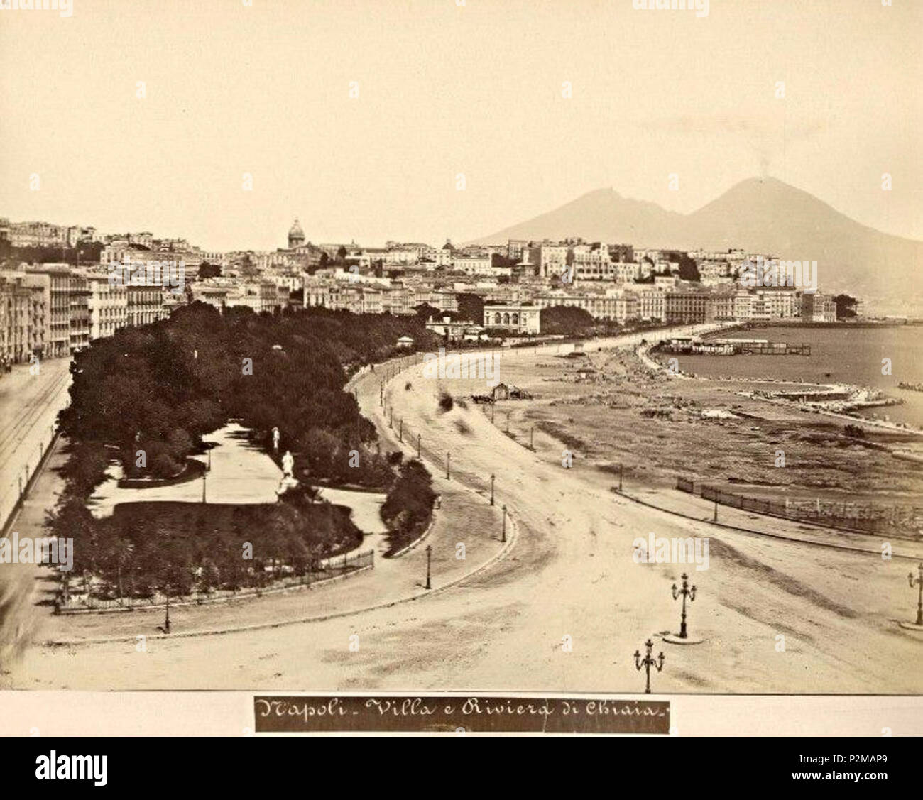 . Italiano: 'Napoli - Villa e Riviera di Chiaia'. Autore ignoto (Alphonse Bernoud ?). Si nota via Caracciolo in costruzione e la colmata di Mergellina in corso di completamento. Xix secolo. Sconosciuto (Alphonse Bernoud ?) 64 Napoli, Via Caracciolo e colmata Foto Stock
