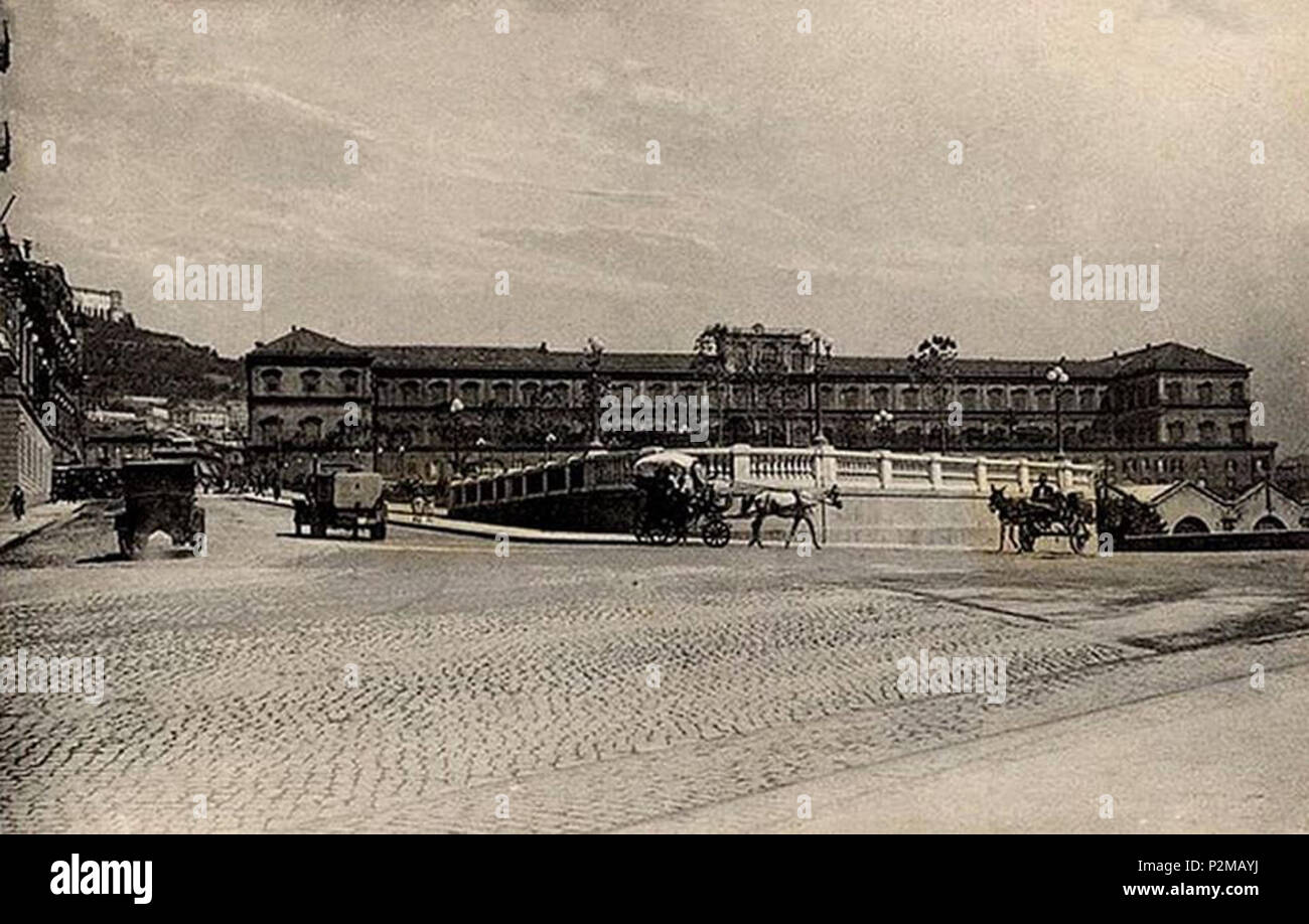 . Italiano: Napoli - Via Cesario Console (aperta nel 1927) all'incrocio con Via Nazario Sauro. La foto i dati si un a prima del 1929 (anno in cui furono abbattuti i capannoni del vecchio Arsenale, visibili sulla destra). Autore sconosciuto. Tra il 1927 e il 1929. Unknown 64 Napoli, Via Cesario Console 7 Foto Stock