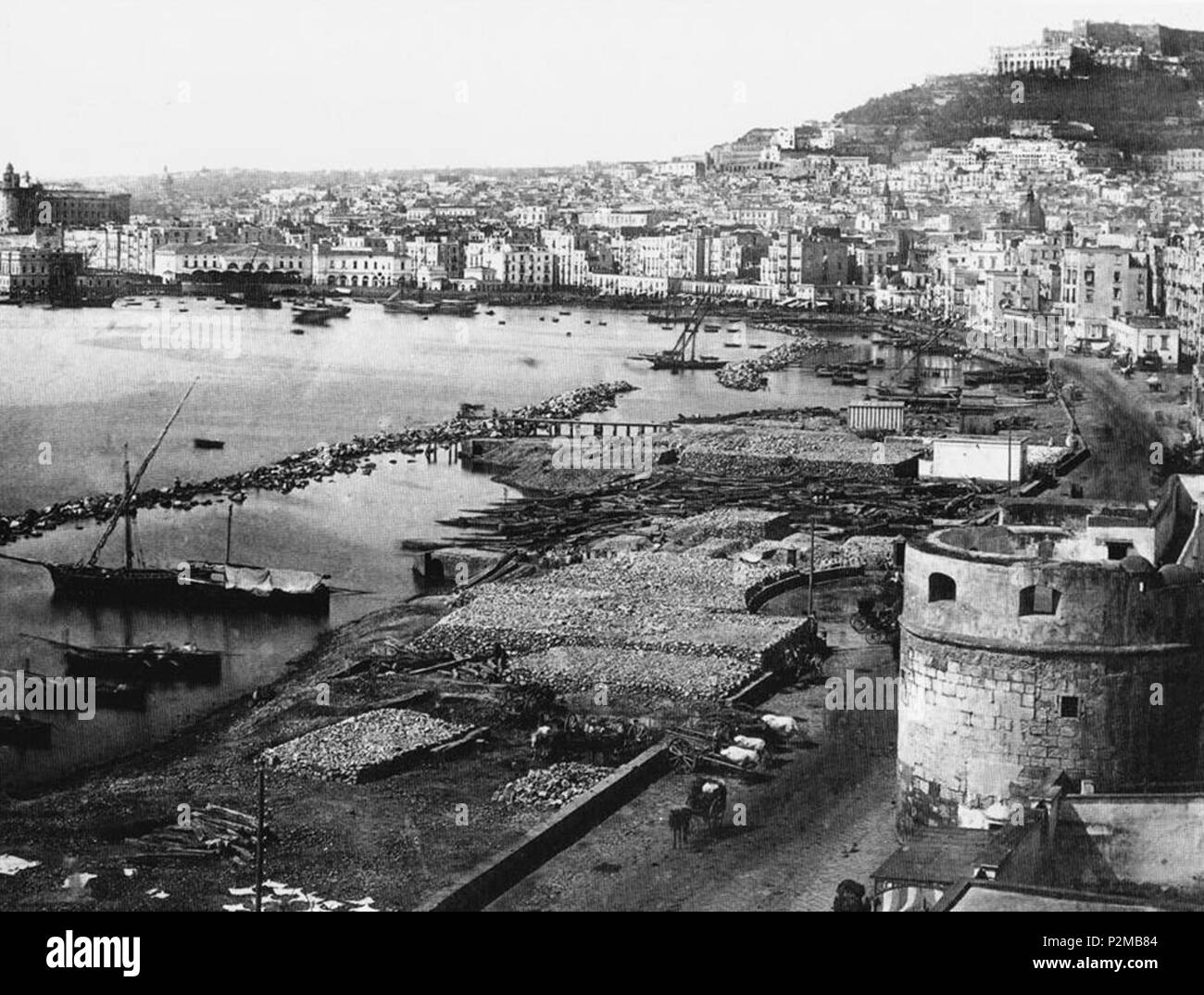 . Italiano: Napoli, Via Marina e Castello del Carmine. Autore sconosciuto. In inper i lavori di colmata con carretti che depositano materiali di risulta. Con lo spazio guadagnato nel 1876 venne realizzata la Villa del Popolo. 1865. Unknown 64 Napoli, Via Marina e Castello del Carmine 2 Foto Stock