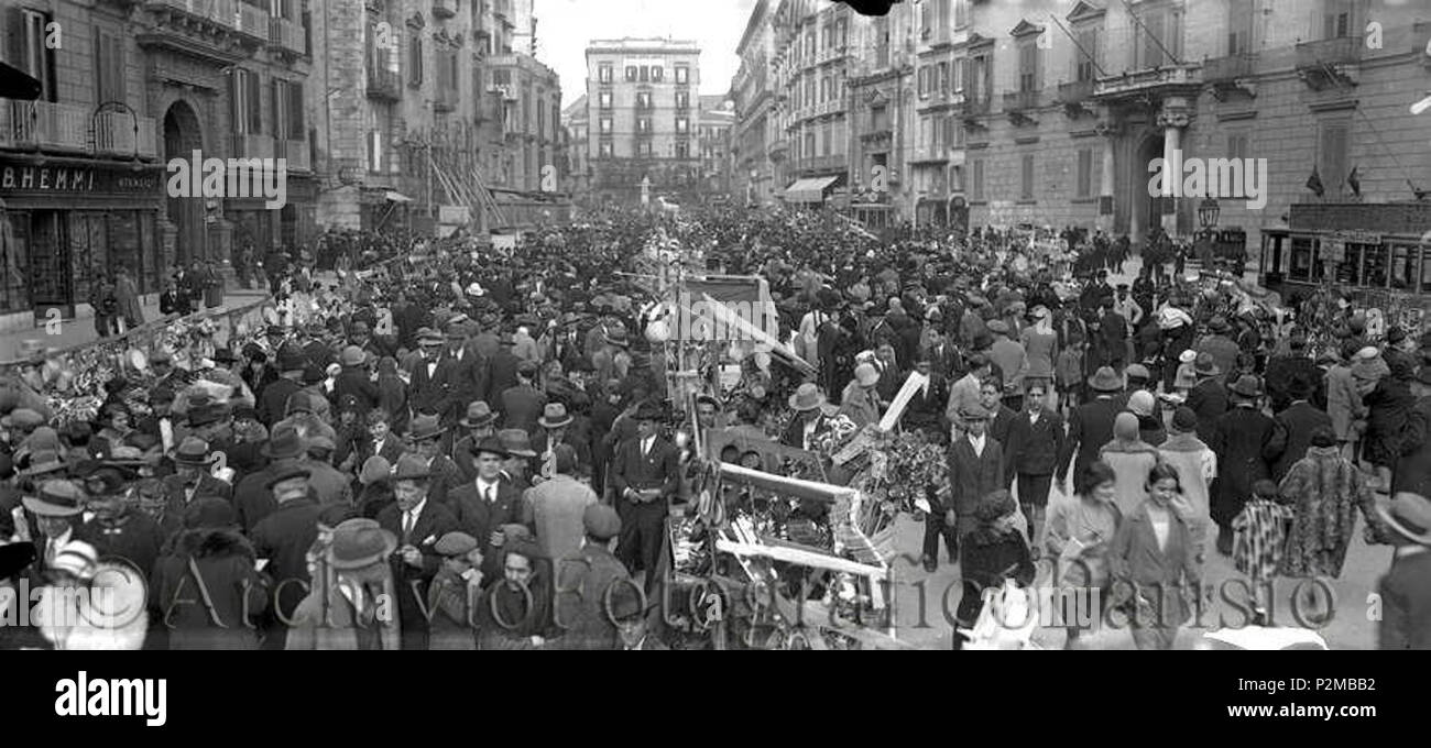 . Italiano: Napoli, via Medina - Fiera di San Giuseppe. Era una fiera in cui si acquistavano animali domestici o di compagnia e si facevano benedire da qualche ministro di chiesa ogni genere di animale. Autore sconosciuto (Archivio fotografico Parisio). 1930. (sconosciuto Parisio?) 64 Napoli, Via Medina, Fiera di San Giuseppe Foto Stock