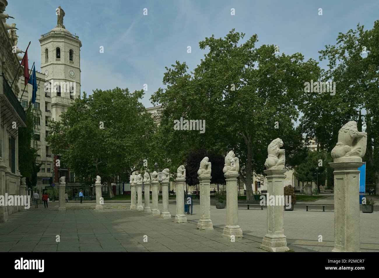 Antiche colonne con i lions in plaza dell'università della città di Valladolid, con la torre della cattedrale in background, Spagna, Europa Foto Stock