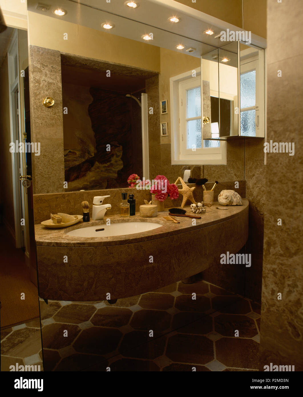 Illuminazione a incasso e specchio sopra il marmo vanity con sotto-bacino  impostato nella stanza da bagno Foto stock - Alamy