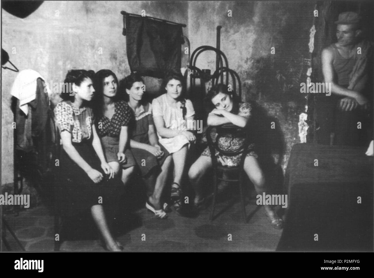 . Inglese: cinque prostitute in attesa di clienti in un bordello di napoli, Italia, 1945 . Adottate il 1 marzo 1945. Unknown 41 interno di un bordello a Napoli, Italia 1945 (1) - cinque prostitute in attesa per i clienti Foto Stock