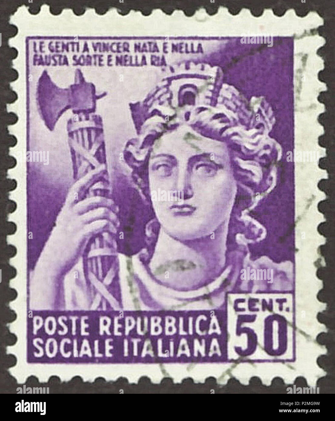 . Timbro della Repubblica Sociale Italiana; 1944; francobollo commemorativo del problema 'Destroyed edifici e monumenti - seconda emissione"; il disegno della testa di un (distrutto) statua della "Italia turrita" con un fascio come simbolo personalizzato la figura di stato fascista; due linee di iscrizione nella zona superiore: 'LA GENTI UNA VINCAR NATA E NELLA / FAUSTA SORTE E NELLA RIA" (= italiano per 'Il popolo (ora) è rotto, ma nato e unificata in destino per il meglio o per il peggio" (prova di traduzione)); timbro timbro postale timbro: Michel: No. 657Y; Yvert & Tellier: IT-RSI n. 36; Scott: IT-RSI n. 27 Colore: pu Foto Stock