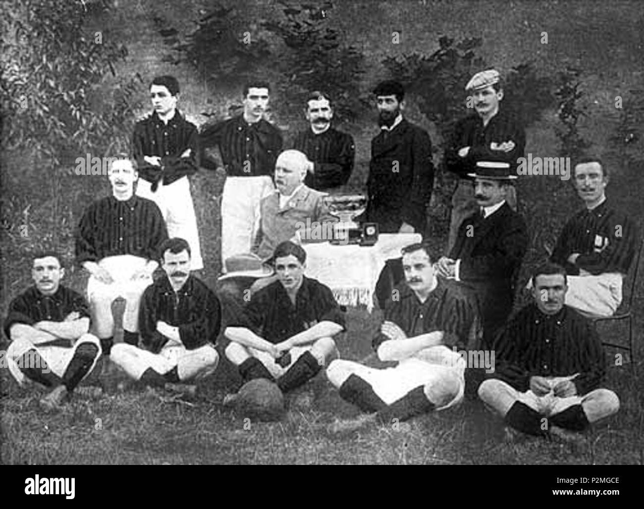 . Inglese: Calcio Italiano Champion 1901 (AC Milano o a quel tempo il CFC Milano) da sinistra a destra: Back: Kurt risiede, Catullo Gadda, Hoberlin Hoode (GK), Nathan (vice-presidente), Hans Sutter Medio: Herbert Kilpin, Alfred Edwards (presidente con Fawcus-cup), Camperio (direttore), Daniele Angeloni anteriore: Agostino Recalcati, Samuel Richard Davies, Ettore Negretti, David Allison, Guerriero Colombo . 5 giugno 2013, 18:54:05. 42 sconosciuto il calcio italiano Champion 1901 Foto Stock