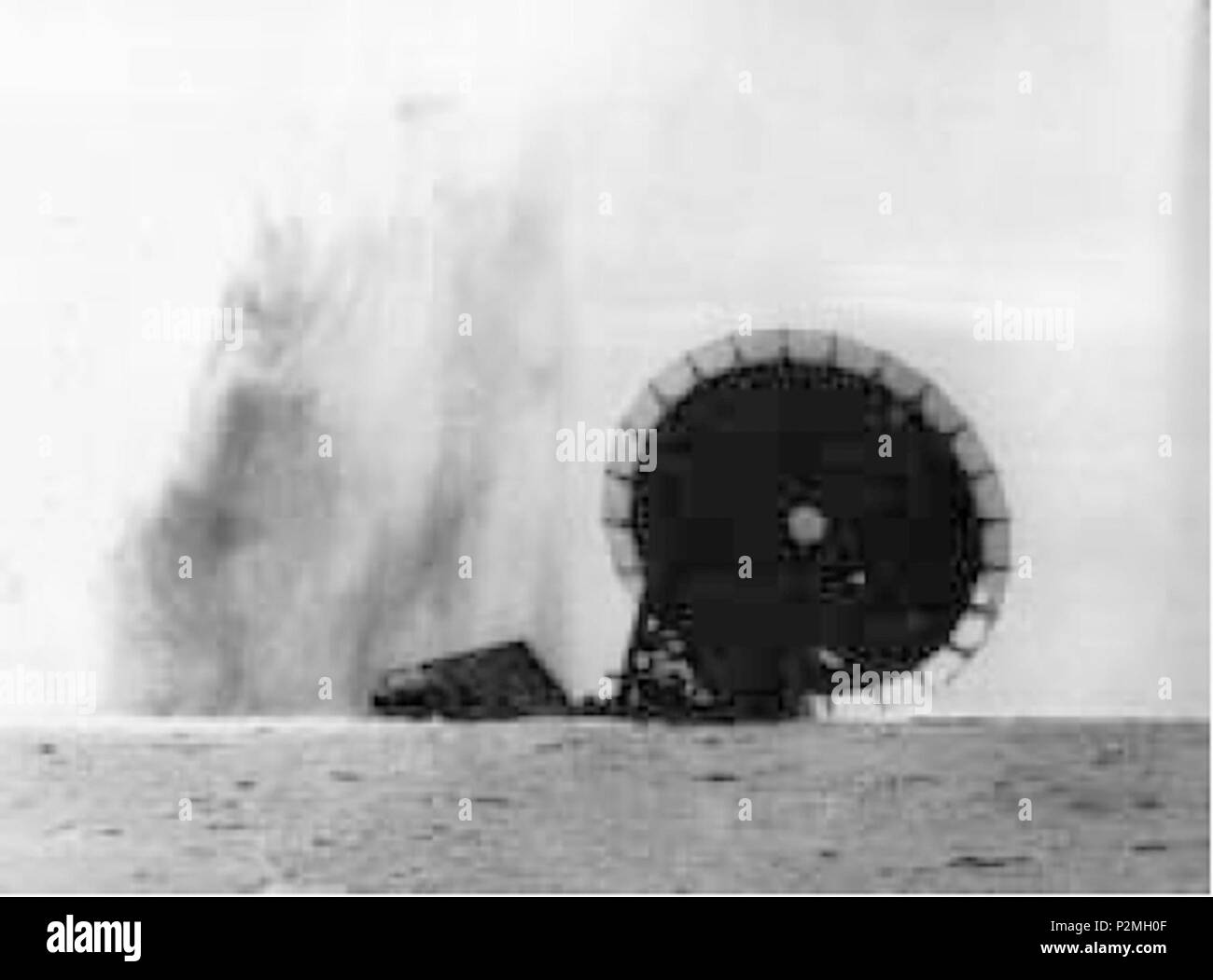 . Italiano: Immagine del paguro che affonda . 29 settembre 1965. Unknown 45 L'affondamento della piattaforma Paguro Foto Stock