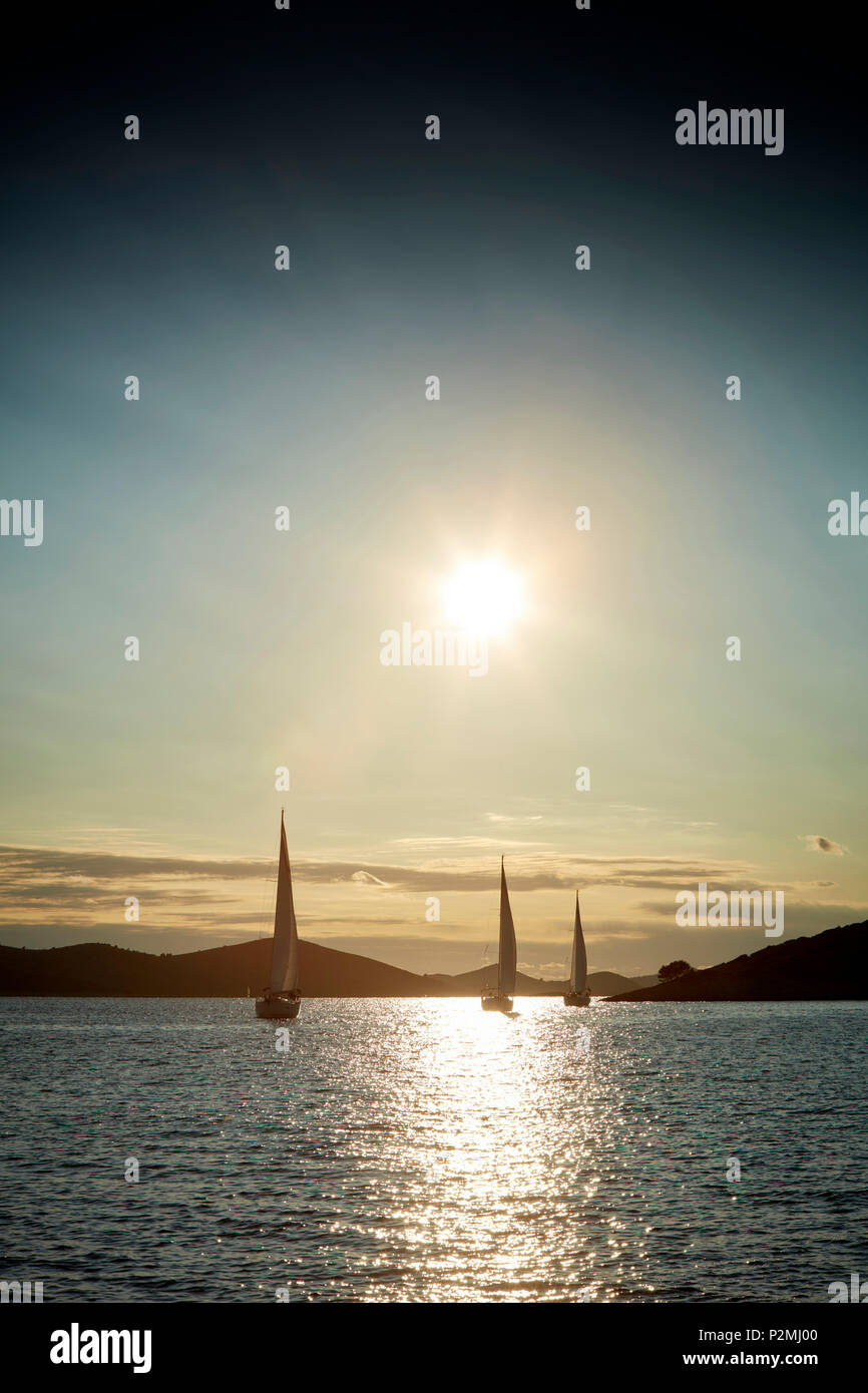 Barche a vela, barche a vela, Isole di Kornati, Mare Adriatico, Croazia Foto Stock
