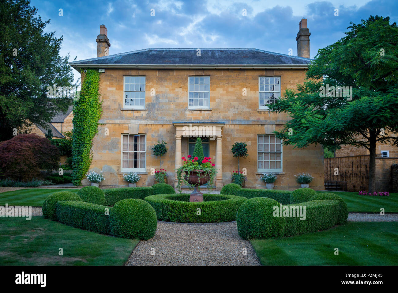 Curato giardino frontale e Costwolds home in Broadway, Worcestershire, Inghilterra Foto Stock